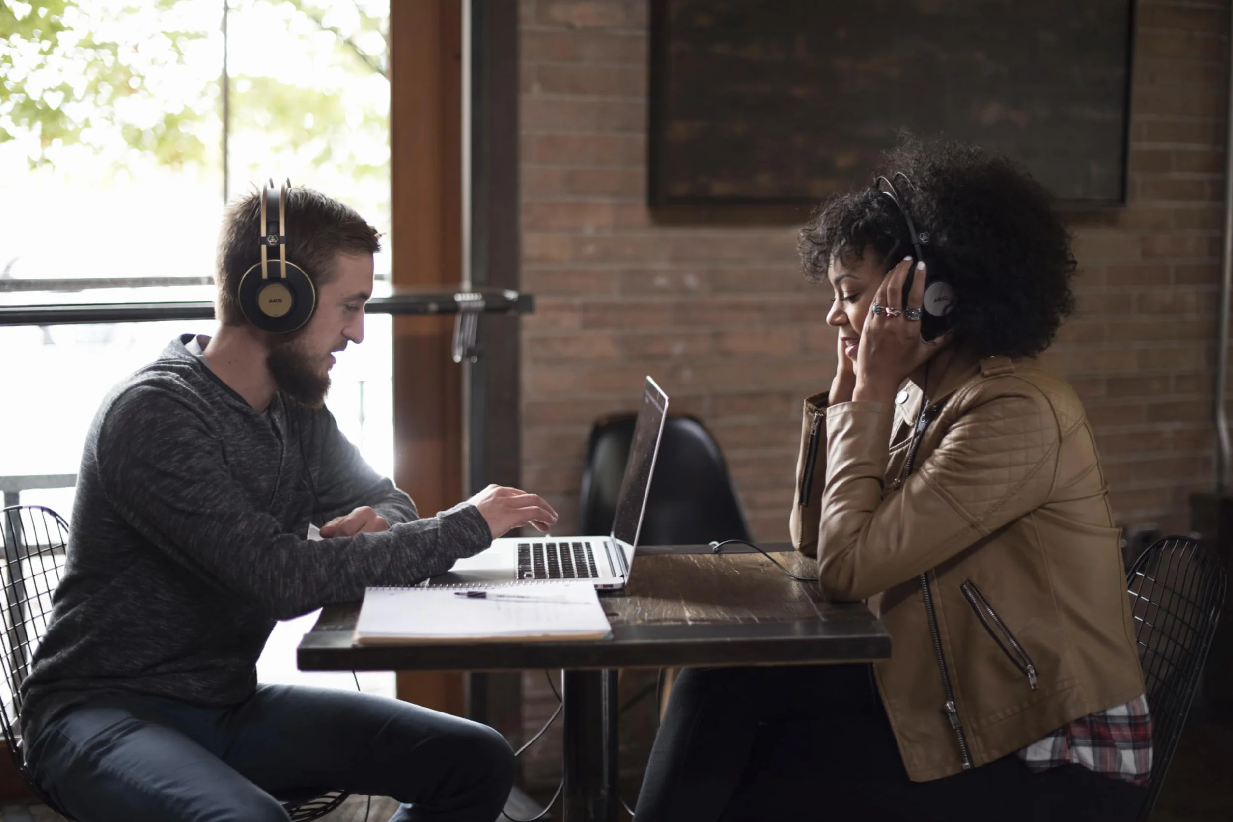 AKG Pro Audio K92 słuchawki nauszne z zamkniętym tyłem, słuchawki studyjne, czarny matowy i złoty