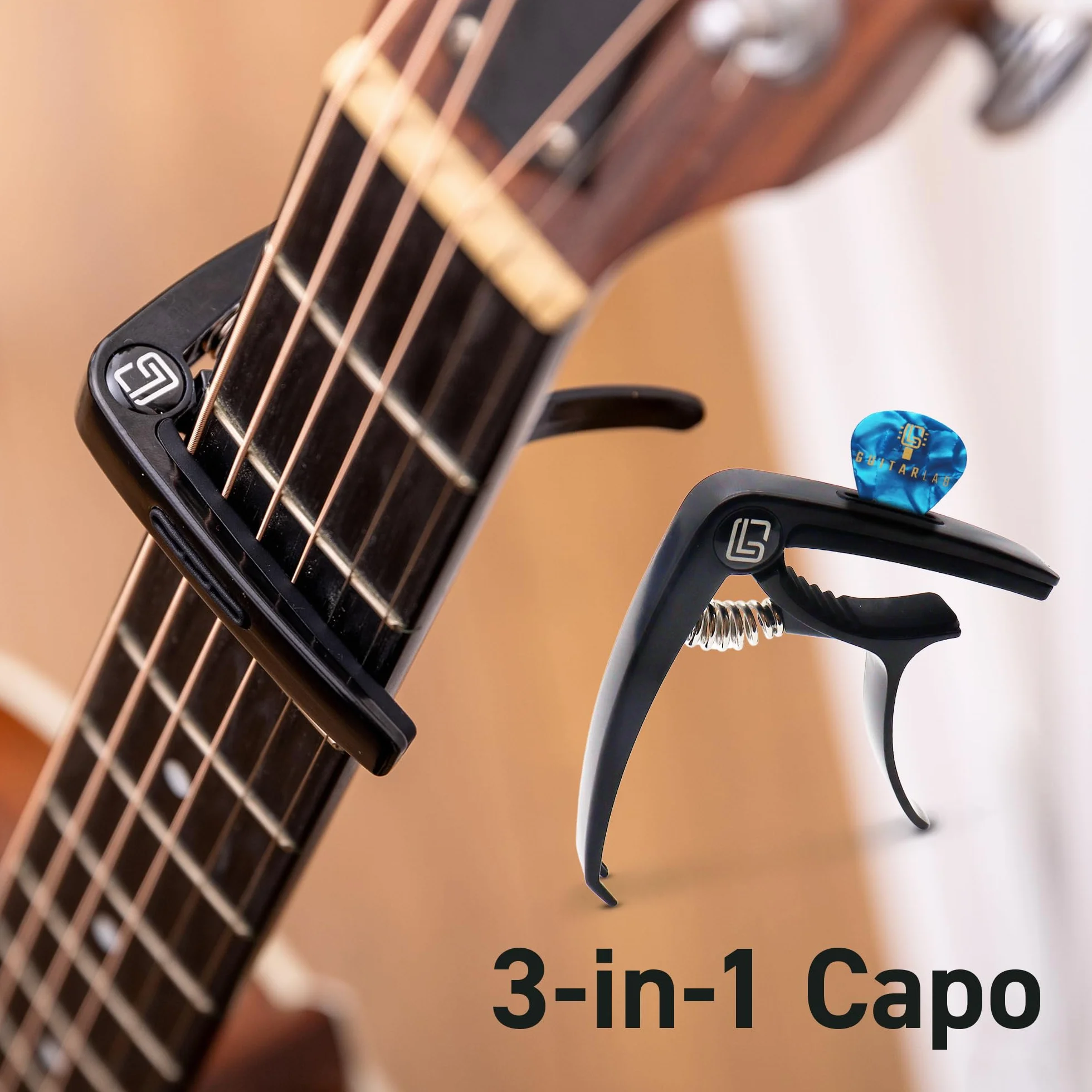 Pudełko prezentowe z akcesoriami gitarowymi [marki Guitar Lab], metalowa puszka zawiera pasek do gitary, kapodaster, elektroniczny tuner i puszkę, idealne dla miłośników gitary i uczących się gry