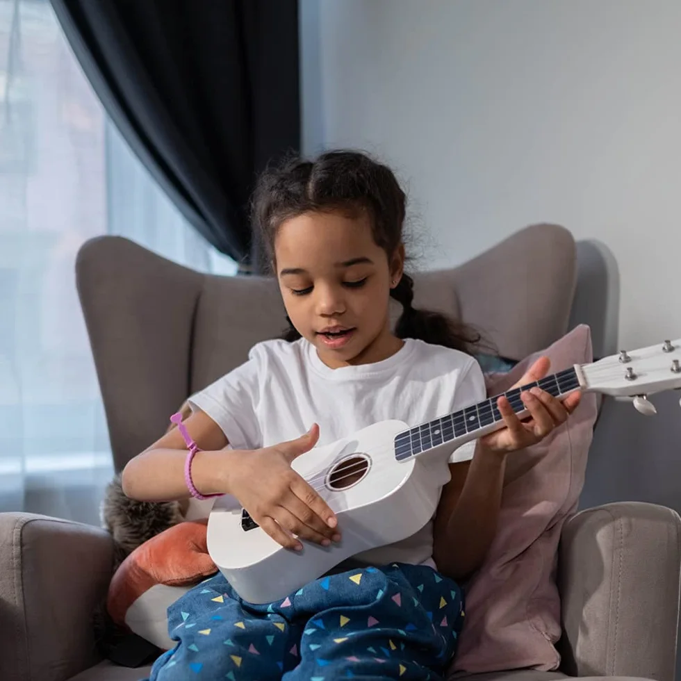 Winzz ukulele sopranowe, zestaw startowy dla początkujących z pokrowcem, urządzeniem do strojenia, dodatkowymi strunami, paskiem, plektronem, naklejkami na próg, arkuszem z chwytami