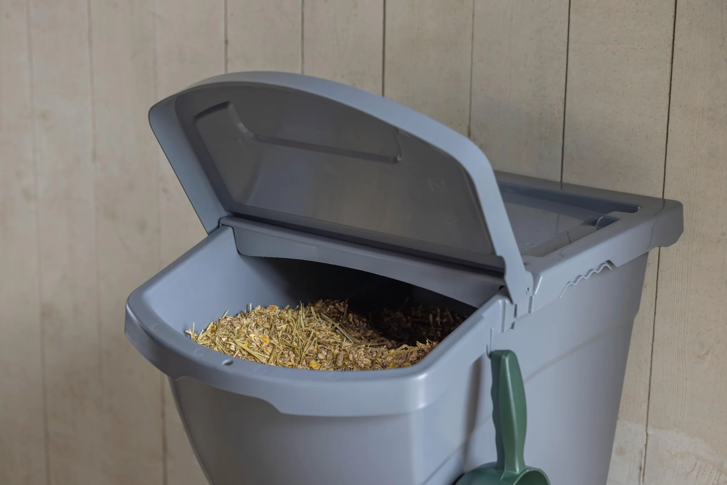 Kerbl Pojemnik na karmę można układać w stos, z pokrywką – 40 litrów (wymiary 57,8 x 39 x 34,5 cm, waga 0,22 kg, kolor szary, tworzywo sztuczne) 3210252