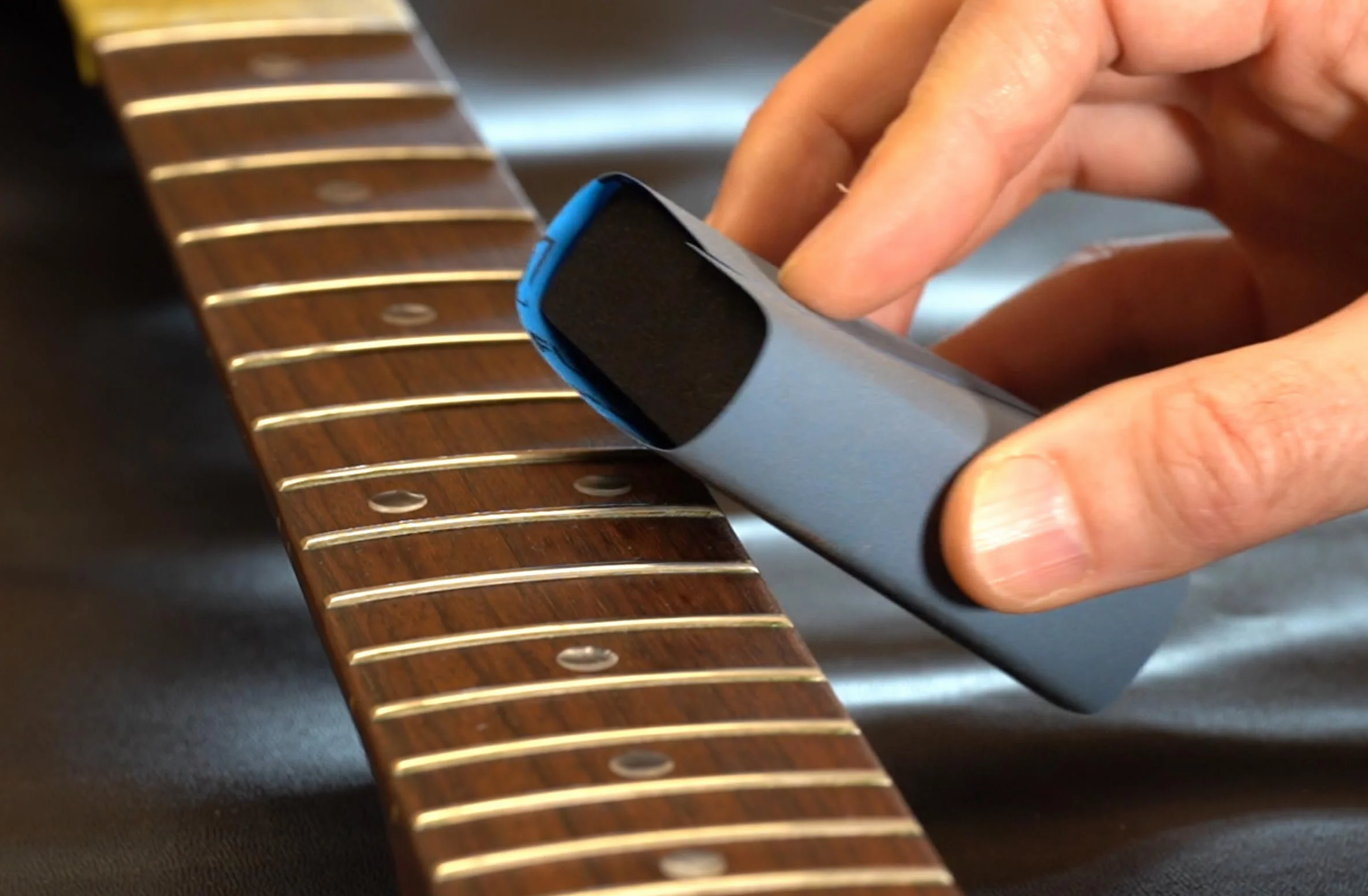 Wysokiej jakości zestaw do polerowania progów gitarowych, profesjonalny system MicroMesh, wyprodukowany w Niemczech, ergonomiczna konstrukcja