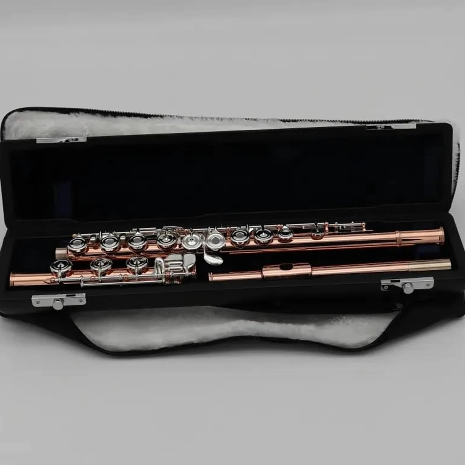 Francuski posrebrzany klucz 17 z zamkniętym otworem, pozłacany różowym złotem. Materiał korpusu. Instrument fletowy z klawiszem C Instrument Fletowy