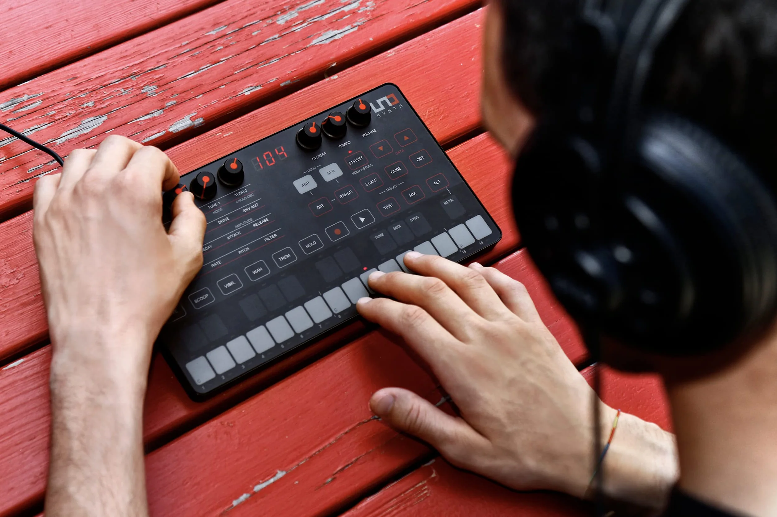 IK Multimedia IP-UNO-SYNTH-IN Analogowy Syntezator, Czarny
