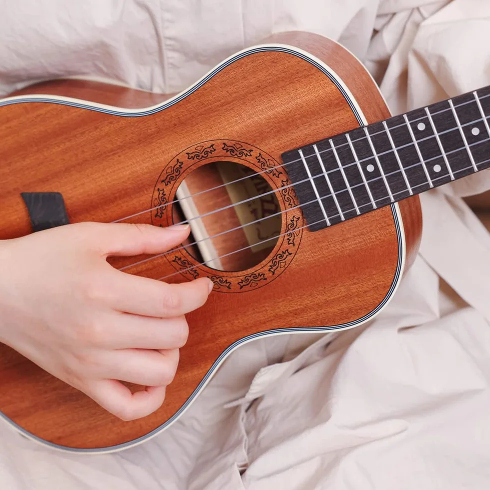 Winzz Tenor Ukulele dla dorosłych, zestaw startowy, 66 cm, ze stojakiem na ukulele i kapodelem (mata mahońowa)