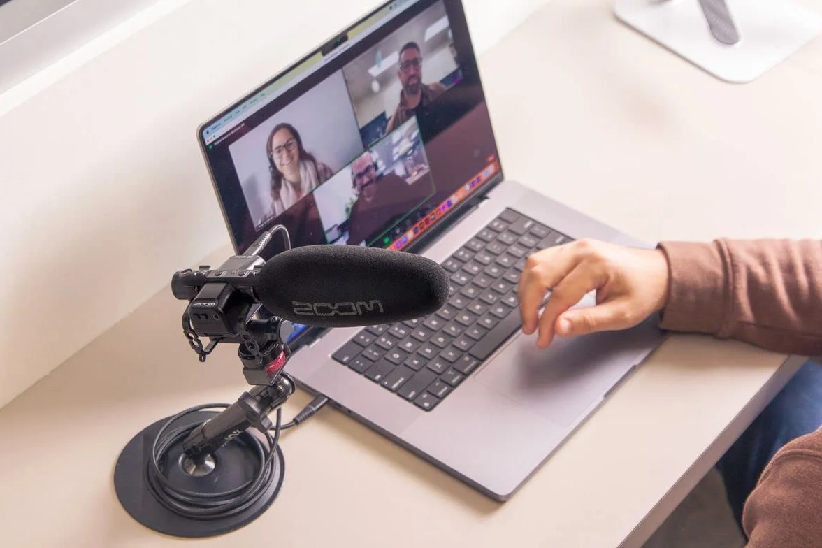 ZOOM M3 MicTrak – stereofoniczny mikrofon kierunkowy z wbudowanym 32-bitowym rejestratorem audio typu float – idealny do nagrań kamerą DSLR