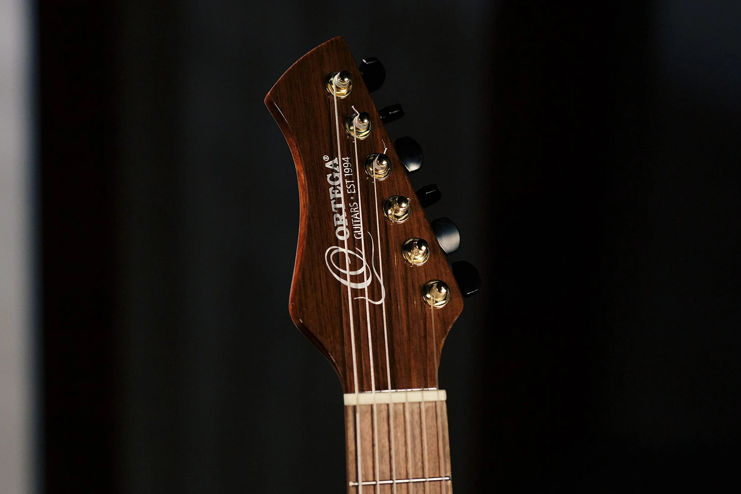 Ortega Guitars Classical Electro-Acoustic Guitar – Wąski Gryf, Korpus Thinline – Seria Signature – Lity Cedr/Orzech, Wykończenie Naturalne