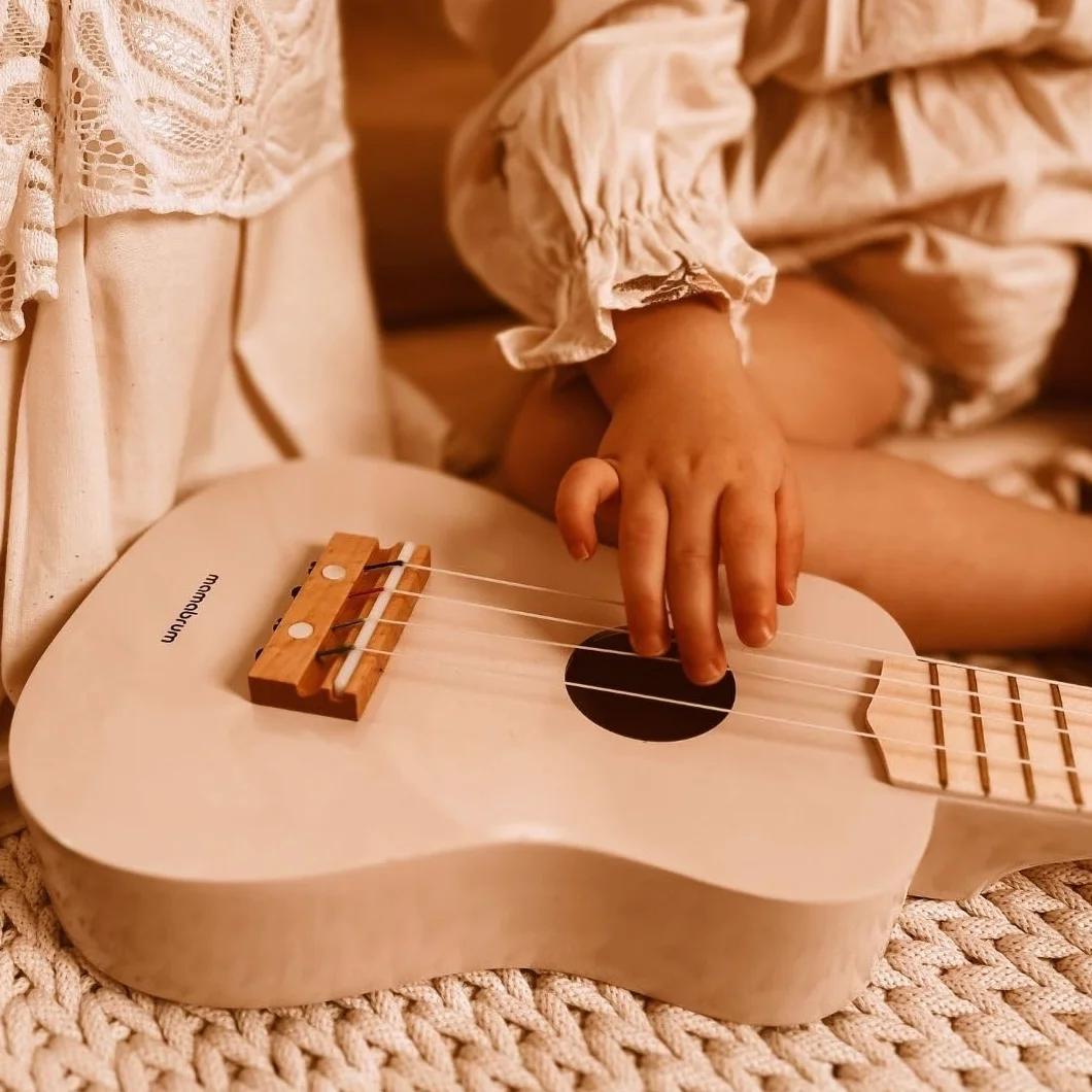 Mamabrum, Drewniana gitara dla dzieci, Ukulele dla niemowląt, Instrumenty muzyczne do zabawy, Uczy prostych akordów, Stymuluje słuch, Imituje prawdziwy instrument, Odgrywanie ról - gitarzysta, Różowy