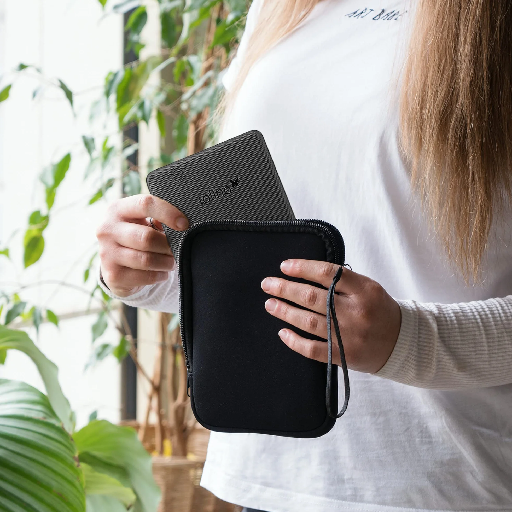 kwmobile Neoprenowe etui na czytnik e-booków rozmiar 17.3-17.8 cm - uniwersalny pokrowiec na eBook z zamkiem błyskawicznym, paskiem na nadgarstek - niebieski/szary/czarny