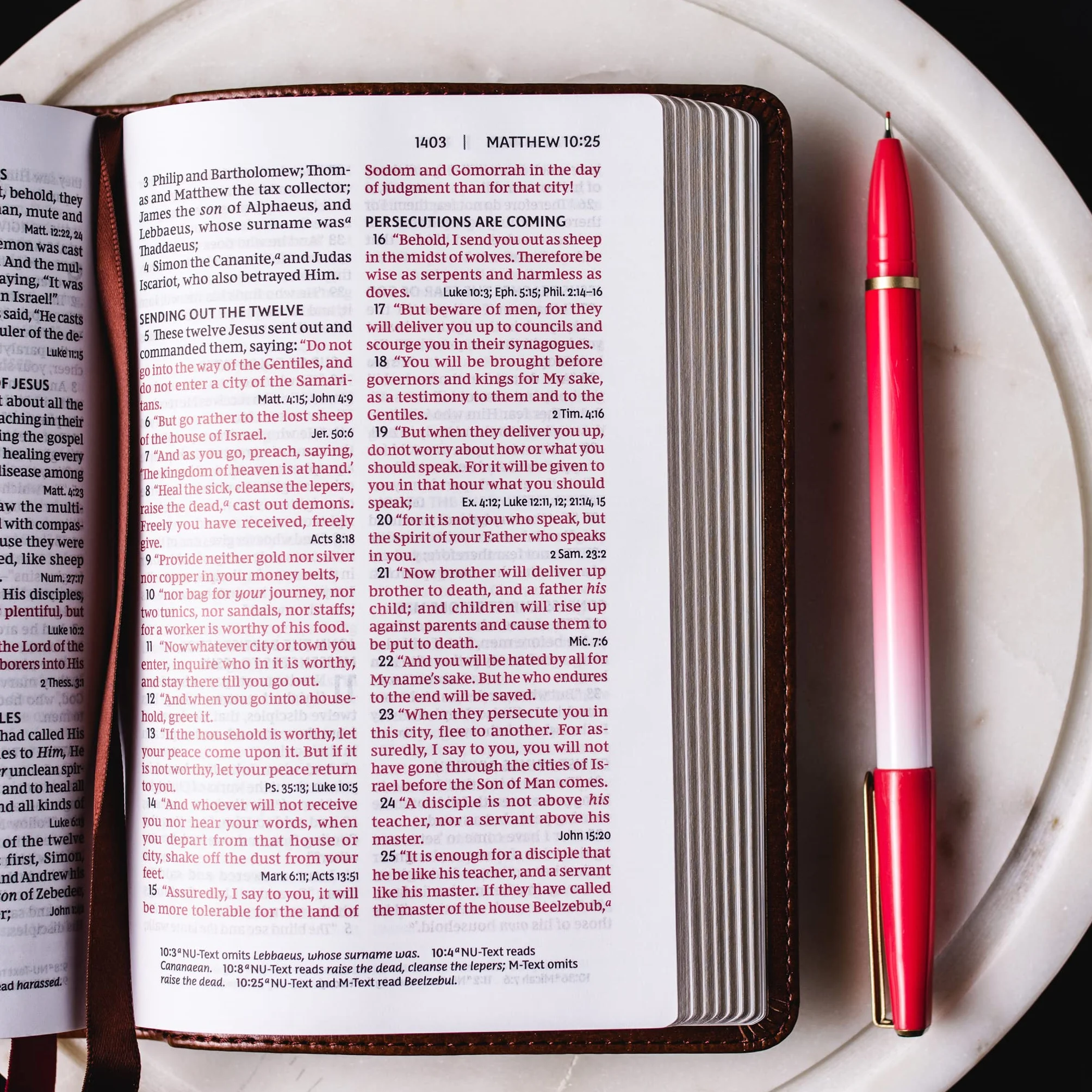 Nkjv, Reference Bible, Compact, Leathersoft, Black, Red Letter Edition, Comfort Print: Holy Bible, New King James Version
