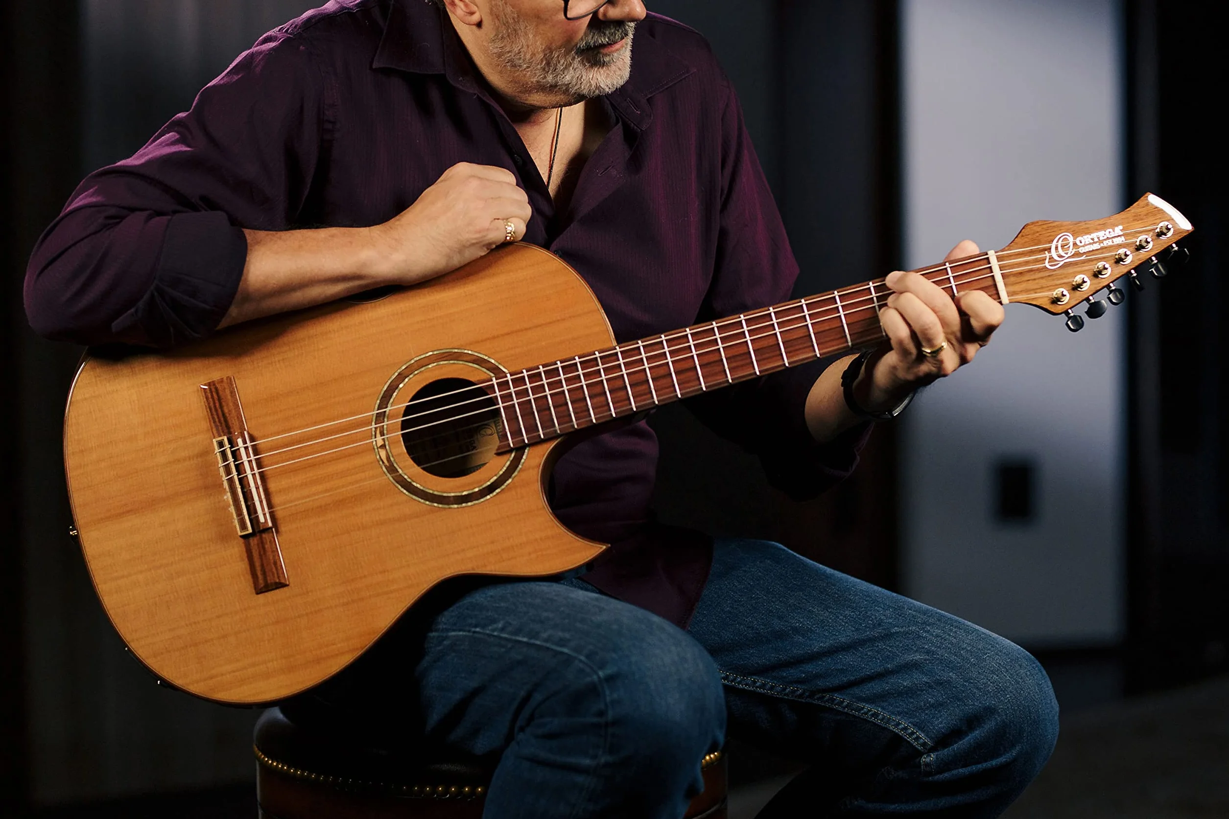 Ortega Guitars Classical Electro-Acoustic Guitar – Wąski Gryf, Korpus Thinline – Seria Signature – Lity Cedr/Orzech, Wykończenie Naturalne