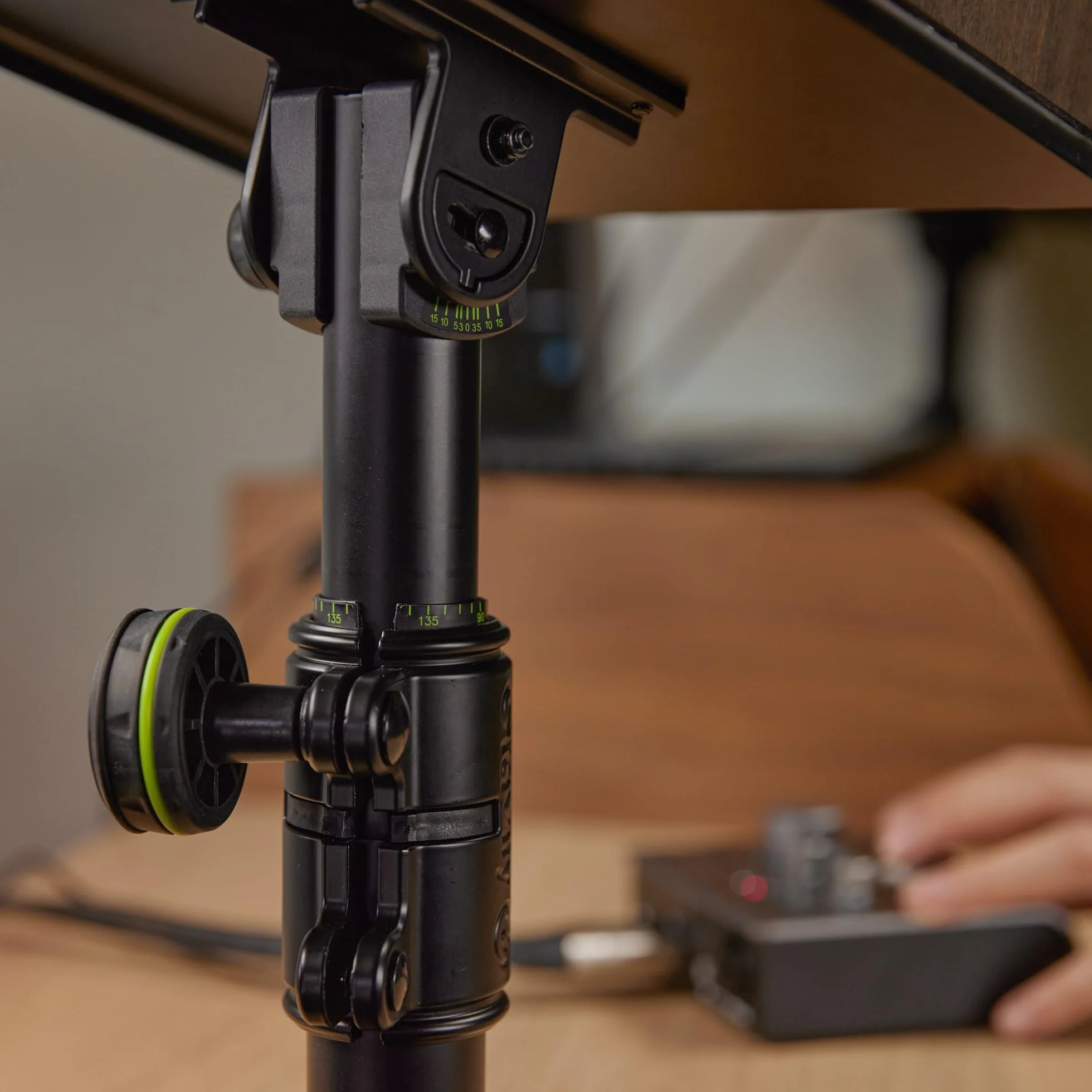 Gravity SP 3102 - stojak na monitor studyjny
