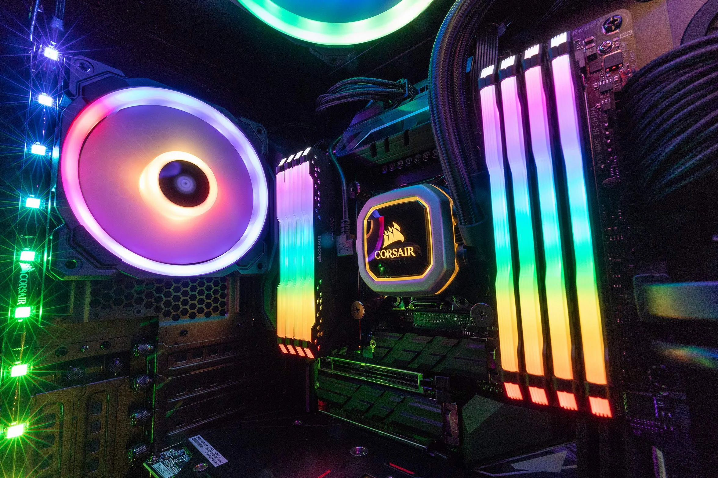 Corsair Vengeance RGB PRO 32GB (2x16GB) DDR4 do 3600MHz (PC4-28800) C18 AMD Optimized Memory – Black