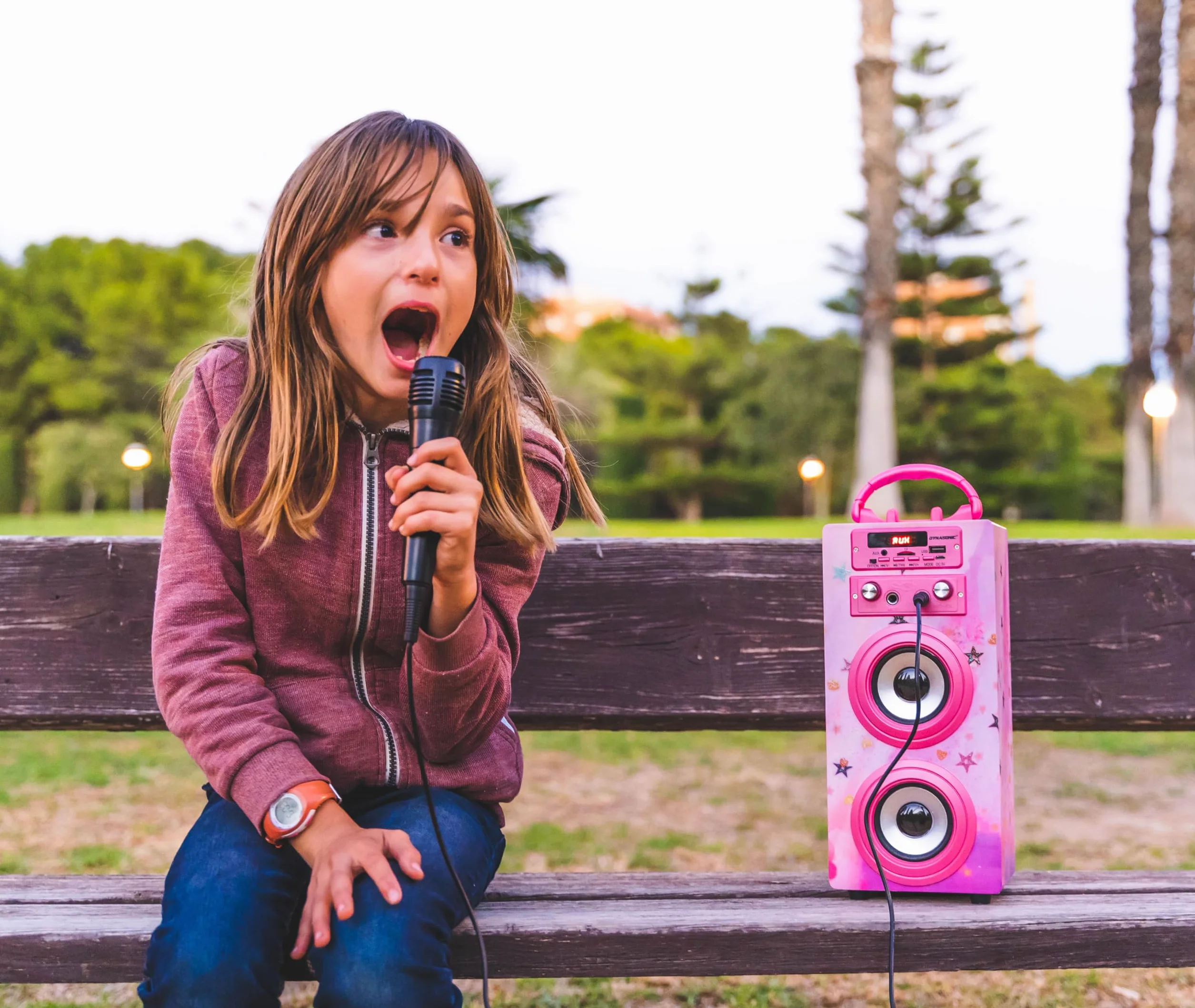 DYNASONIC Przenośna maszyna do karaoke, 2 mikrofony, głośnik Bluetooth, światła, czytnik USB i SD, prezent dla dzieci w wieku 5-13 lat (025-15 LIGHTS)