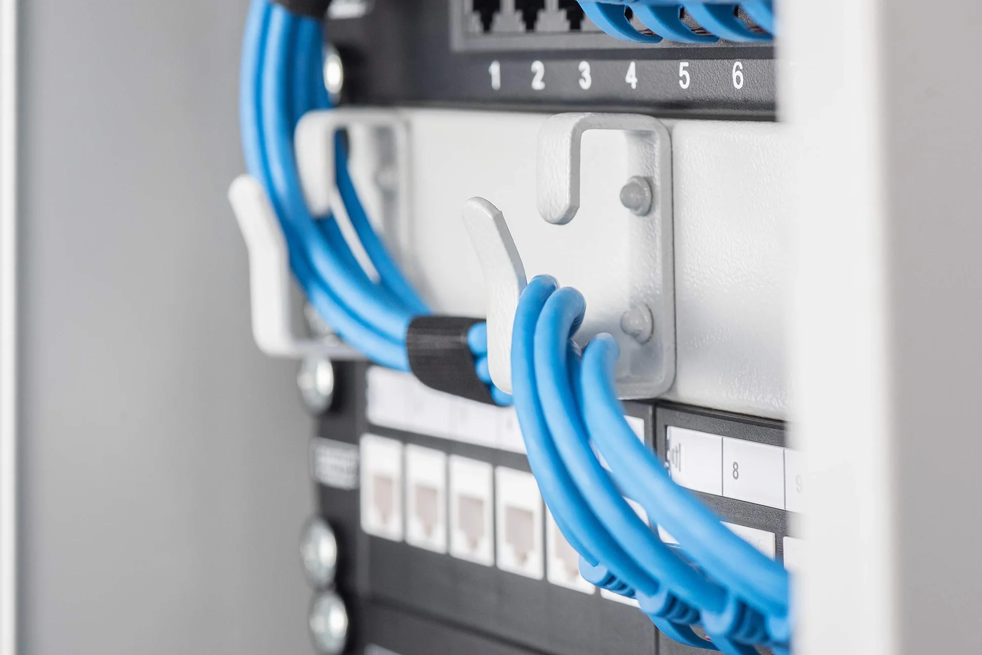 DIGITUS Panel rozgałęziający kable - 10 cali - 1RU - 3 uchwyty prowadzące - Do kabli krosowych w szafie sieciowej - Szary