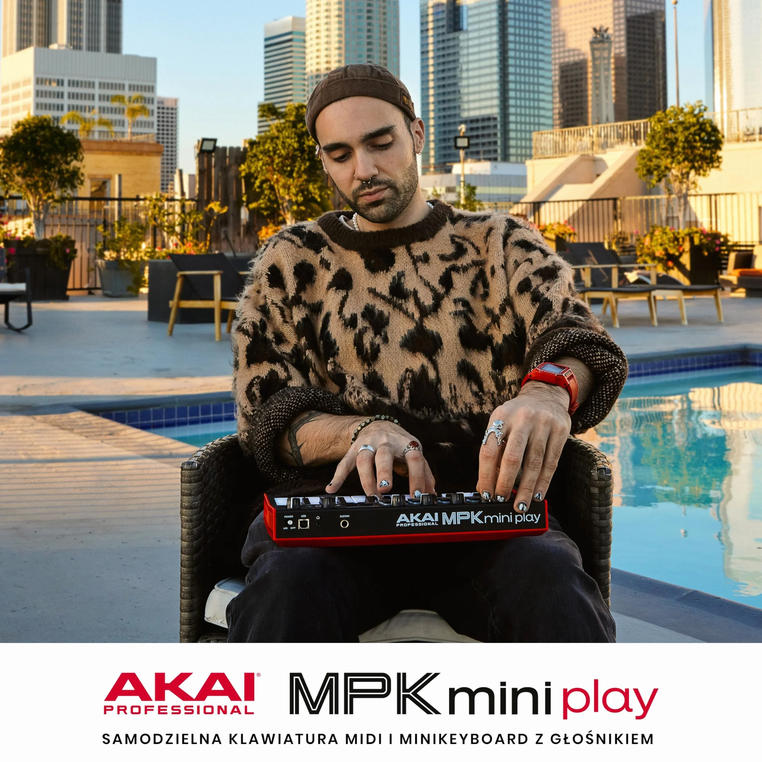 Akai Professional MPK Mini Play MK3 – klawiatura sterująca MIDI z wbudowanym głośnikiem i brzmieniami, dynamiczną klawiaturą, padami MPC, pakietem oprogramowania oraz pakietem Native Instruments