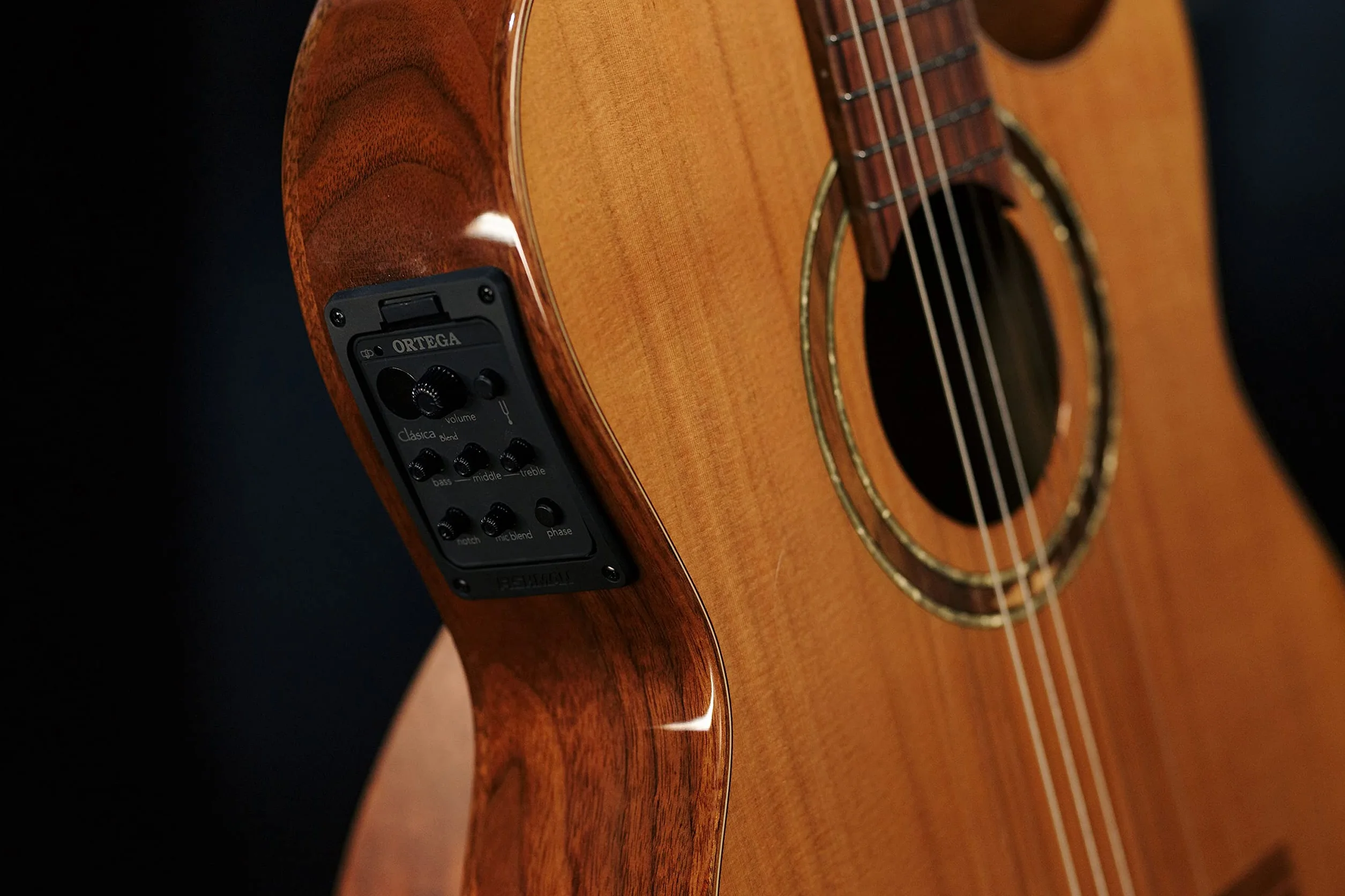 Ortega Guitars Classical Electro-Acoustic Guitar – Wąski Gryf, Korpus Thinline – Seria Signature – Lity Cedr/Orzech, Wykończenie Naturalne