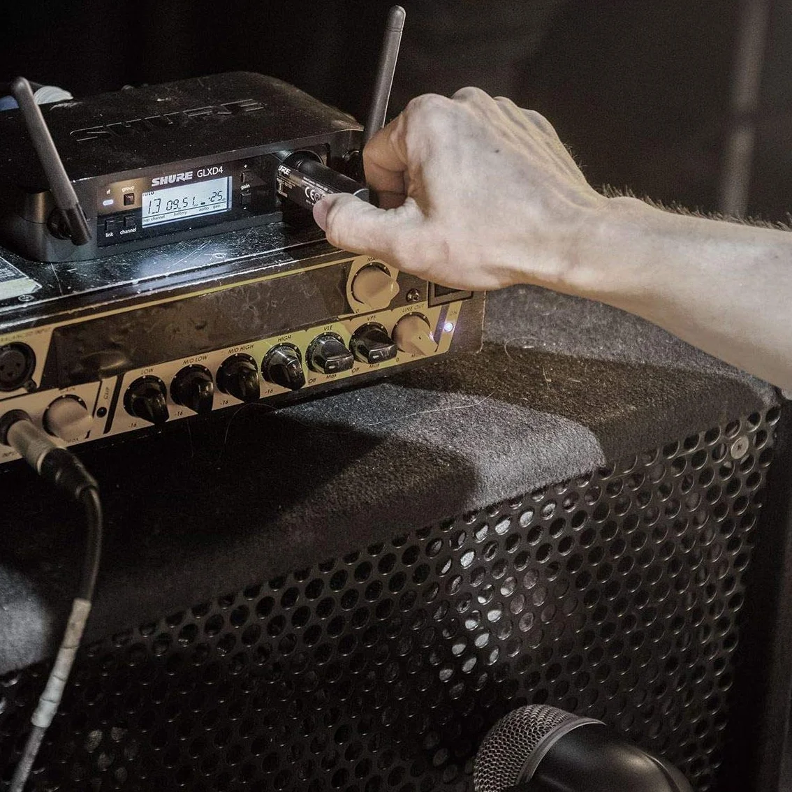 Shure BETA 52A Mikrofon - dynamiczny mikrofon kardioidalny z neodymowym elementem o wysokim natężeniu dźwięku, adapterem do statywu z blokadą, kratką z siatki stalowej