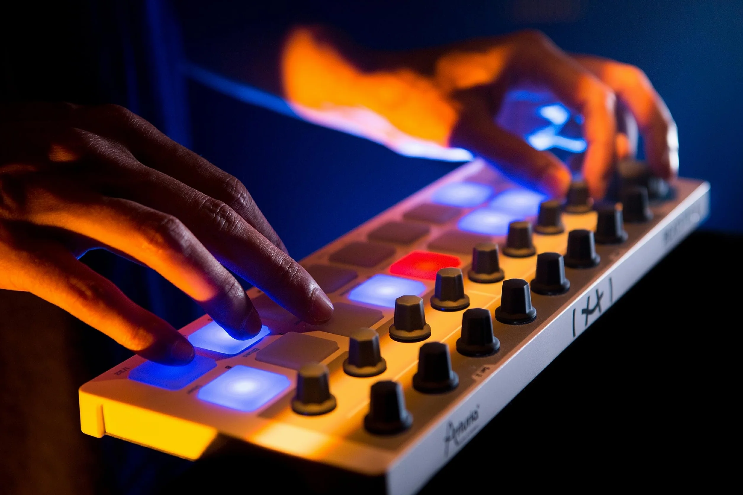 Arturia BeatStep - Kompaktowy kontroler MIDI i sekwencer z kreatywnym oprogramowaniem do nagrywania - 16 padów, 16 koderów