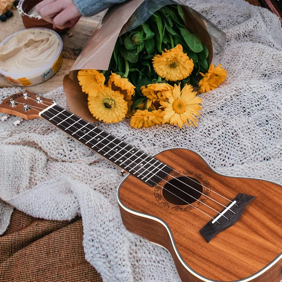 Winzz Ukulele koncertowe 60 cm dla dorosłych początkujących, mahoniowe drewniane ukulele zestaw startowy ze stojakiem i kapodastrem