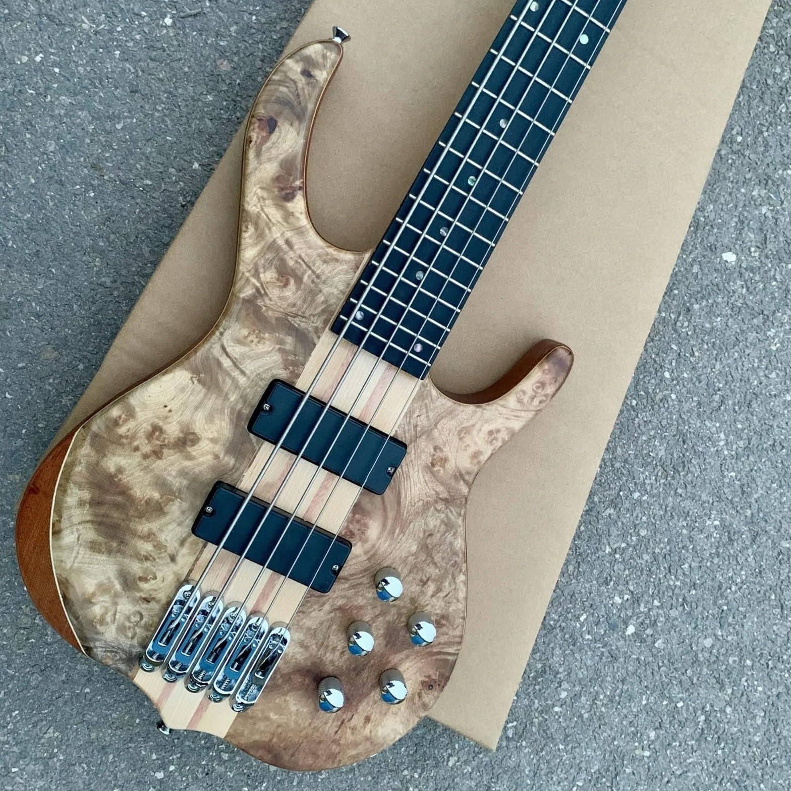 Pięciostrunowa Gitara Basowa Z Litego Drewna Wzmacniacz Na Jednej Płycie Gryf Korpus Typu Sandwich