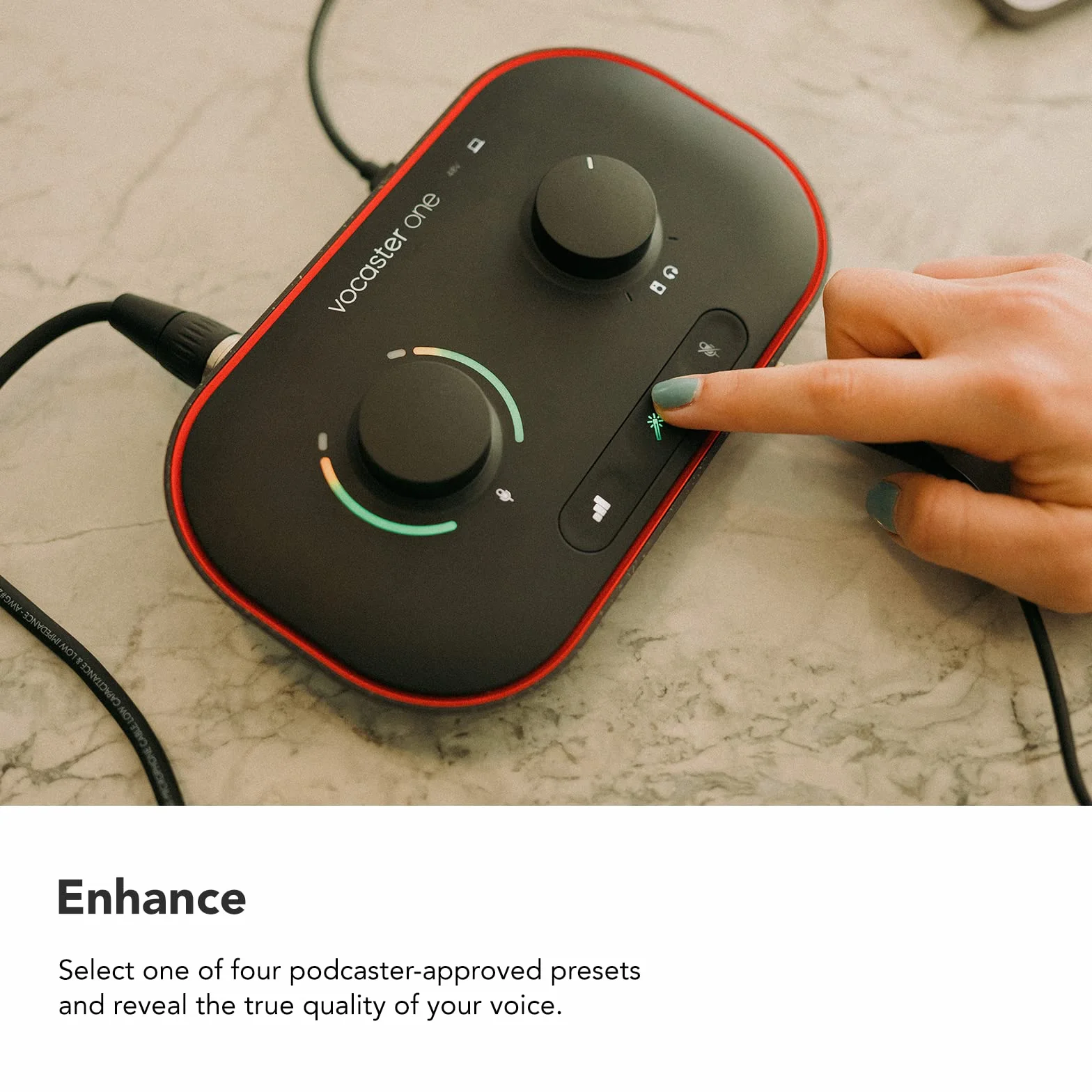 Focusrite Vocaster One Interfejs do podcastów do nagrywania jako twórca solowy Użyj funkcji Auto Gain, Enhance i Mute w celu łatwego tworzenia podcastów. Mały, lekki i zasilany przez komputer.