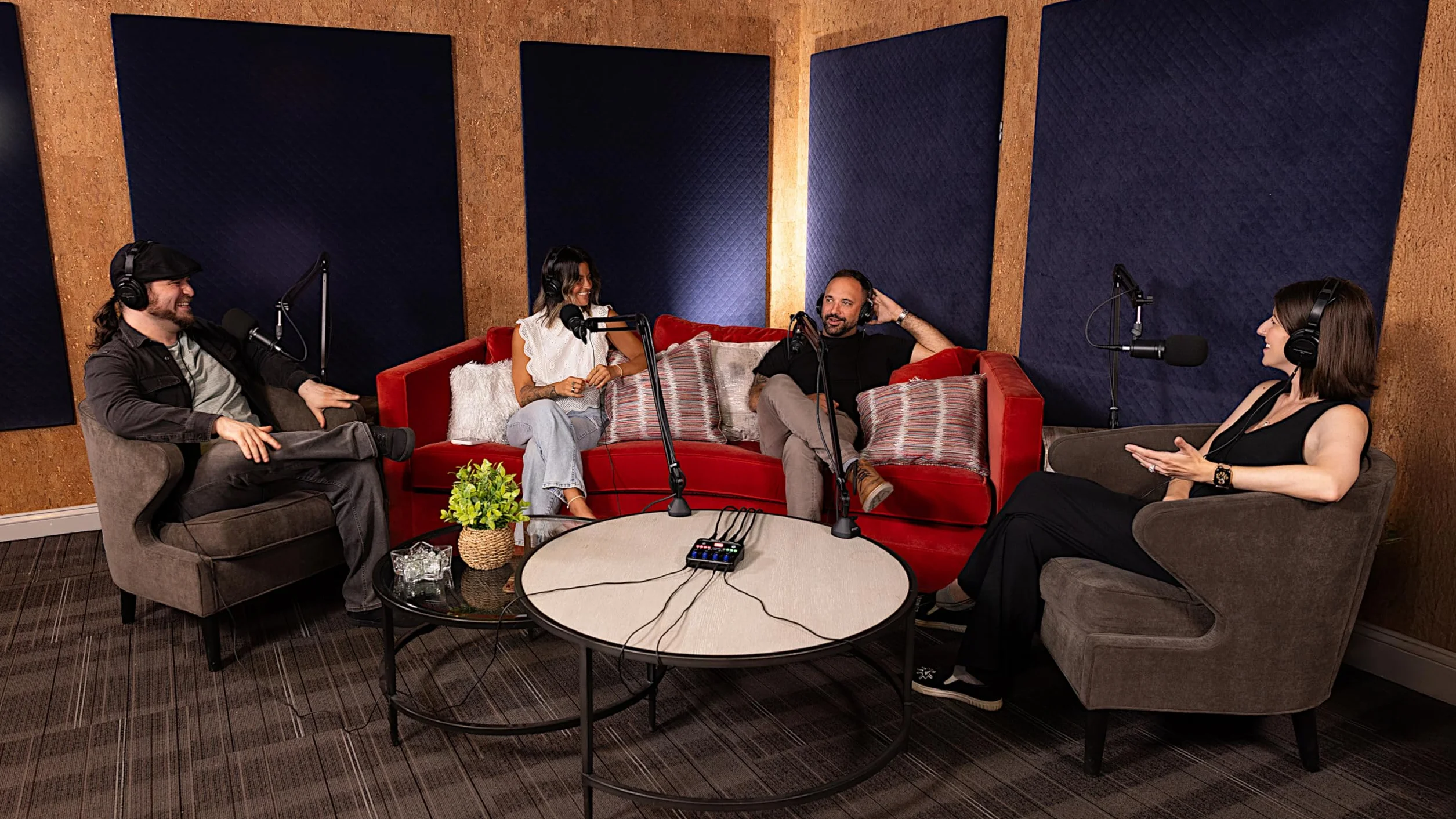 ZOOM PodTrak P4next Rejestrator podcastów, 4 wejścia mikrofonowe XLR, 4 wyjścia słuchawkowe, redukcja szumów AI, efekty dźwiękowe i kompresyjne, wejście telefoniczne, nagrywanie na kartę SD