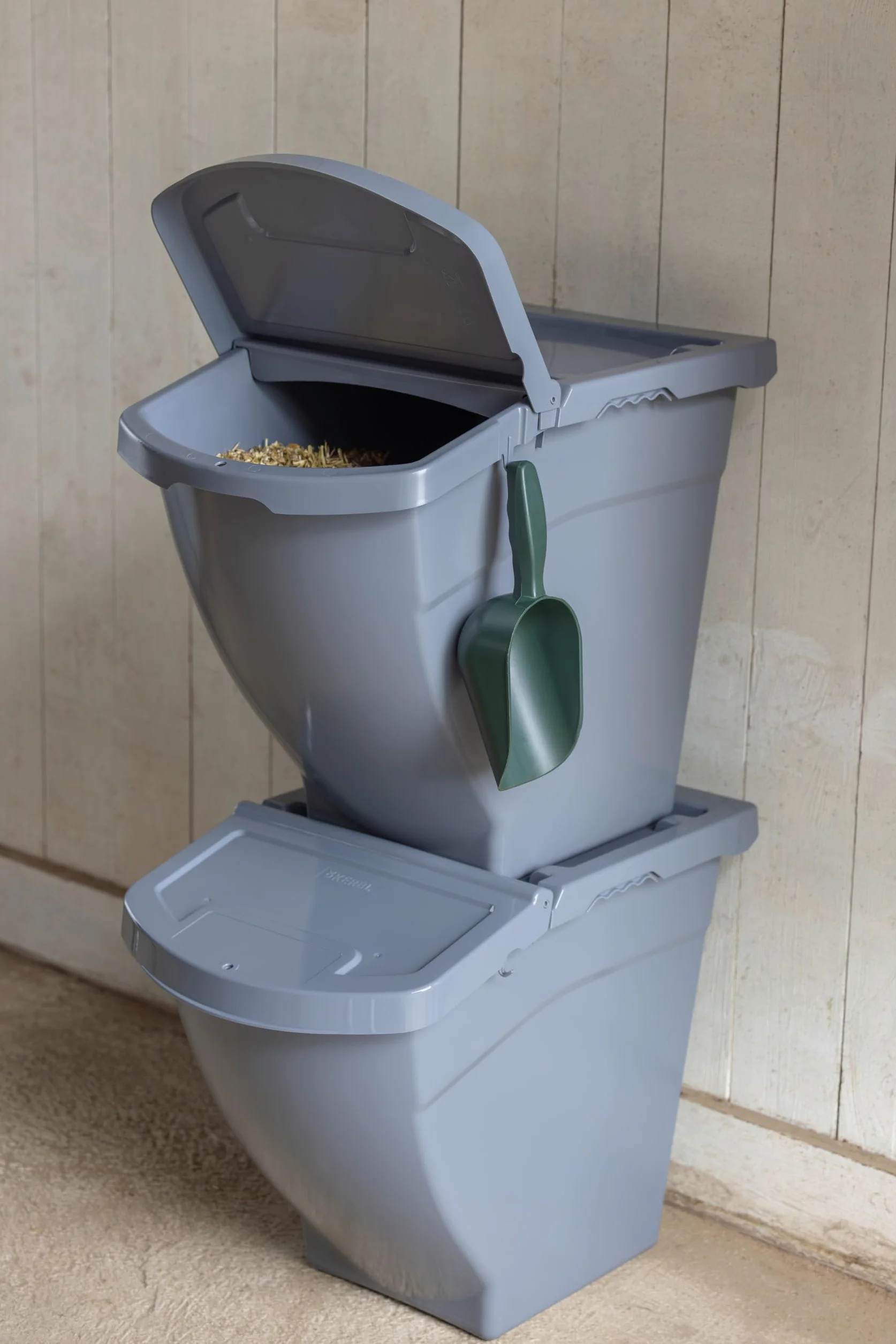 Kerbl Pojemnik na karmę można układać w stos, z pokrywką – 40 litrów (wymiary 57,8 x 39 x 34,5 cm, waga 0,22 kg, kolor szary, tworzywo sztuczne) 3210252