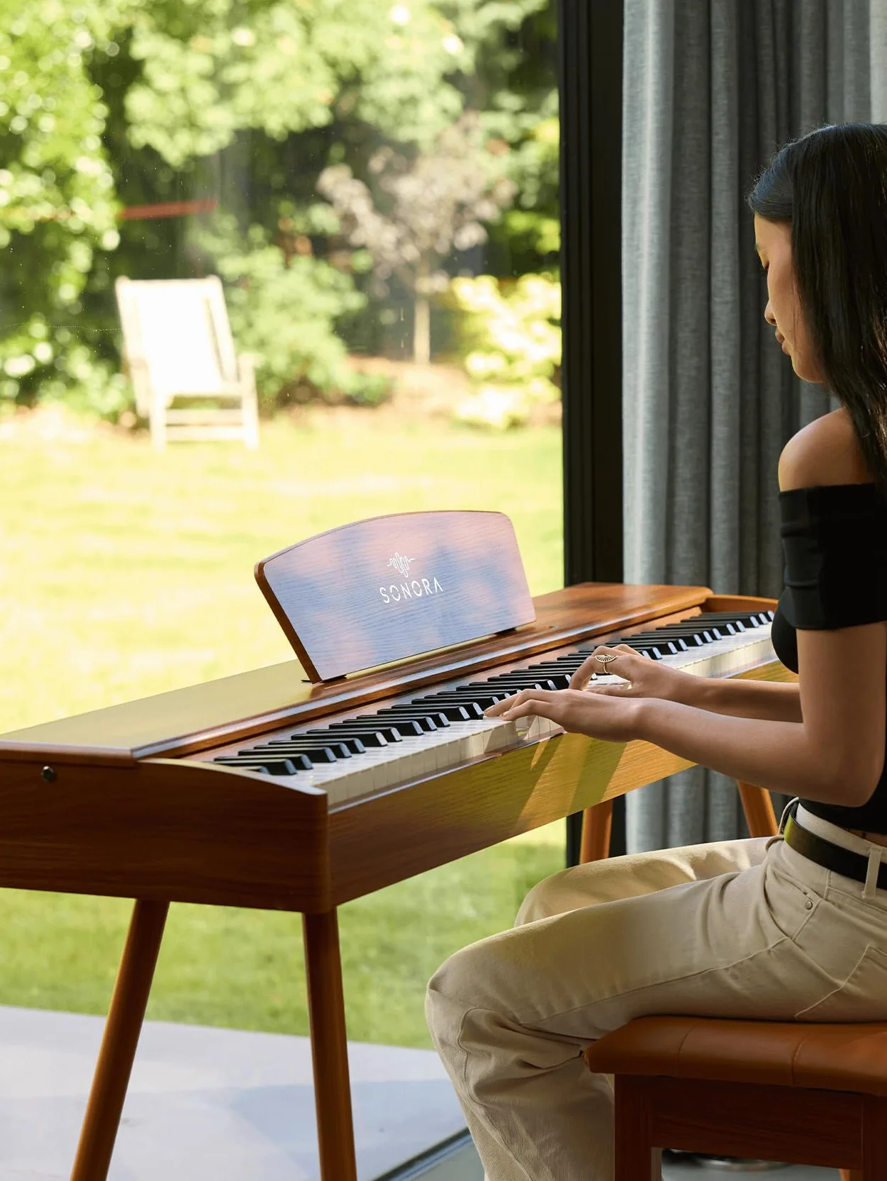Sonora 1 E-Piano, 88 ważonych klawiszy, pianino domowe z podstawą, trójstopowy, pult notowy, USB MIDI i złącze słuchawkowe, bez ławeczki, brązowe