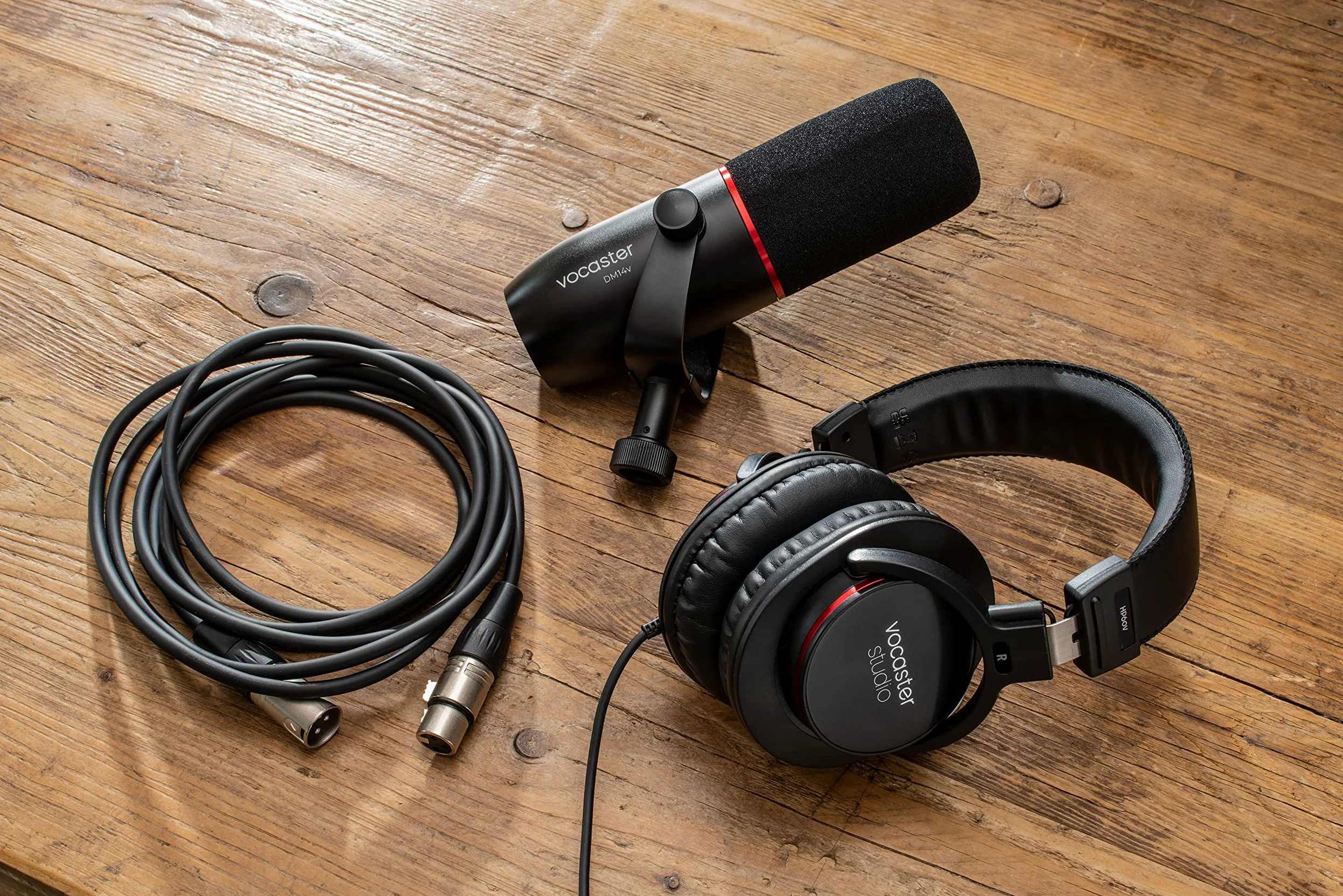 Focusrite Zestaw do transmisji Vocaster, wysokiej jakości mikrofon dynamiczny i zamknięte słuchawki do podcastów, mikrofon z wbudowaną osłoną przeciwwiatrową i uchwytem amortyzującym, kabel XLR w