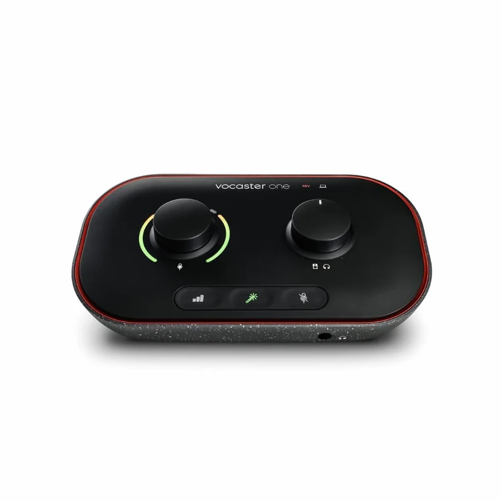 Focusrite Vocaster One Interfejs do podcastów do nagrywania jako twórca solowy Użyj funkcji Auto Gain, Enhance i Mute w celu łatwego tworzenia podcastów. Mały, lekki i zasilany przez komputer.