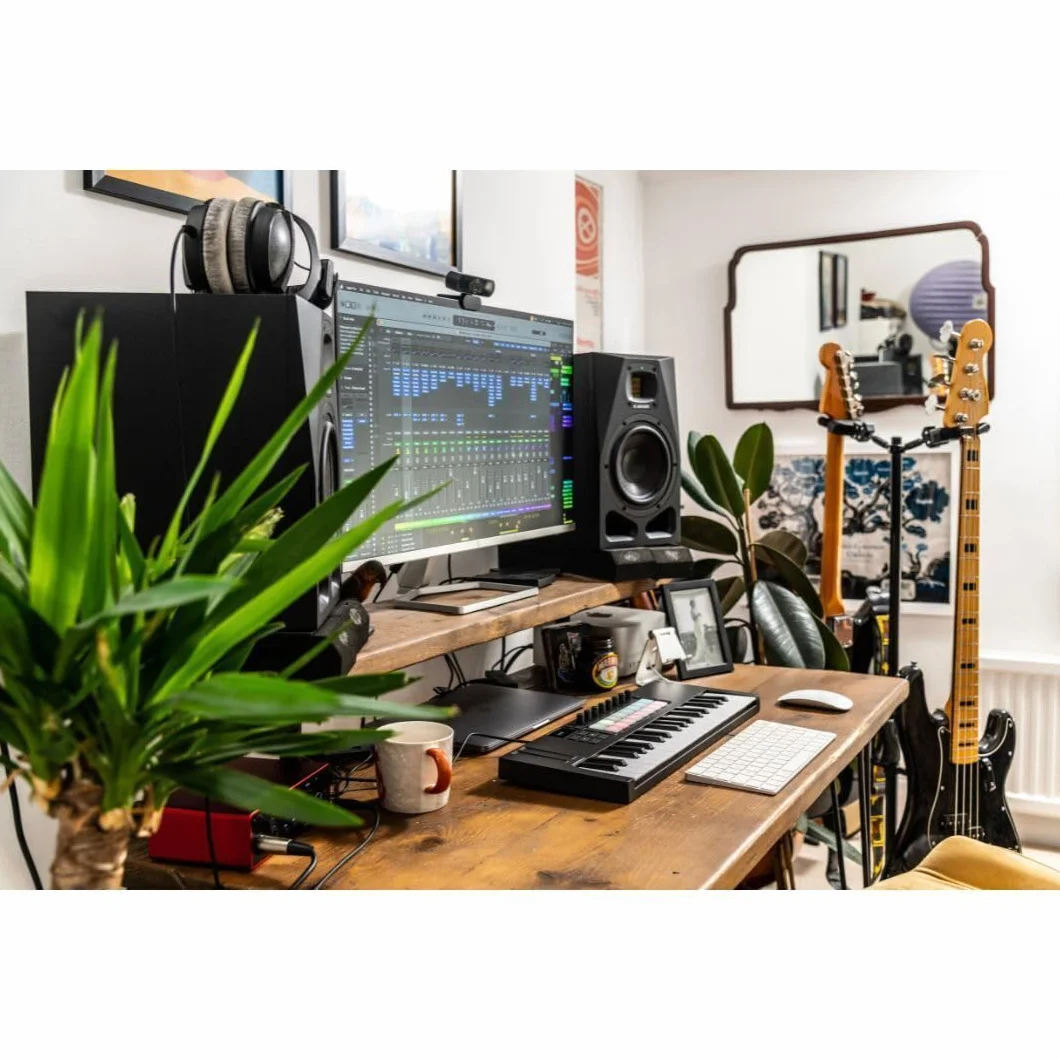 Novation Launchkey Mini 37 [MK4] — Przenośny kontroler klawiatury MIDI, 37 klawiszy, USB i integracja z DAW. Tryb akordów i skali, pady perkusyjne, arpeggiator i oprogramowanie do tworzenia muzyki