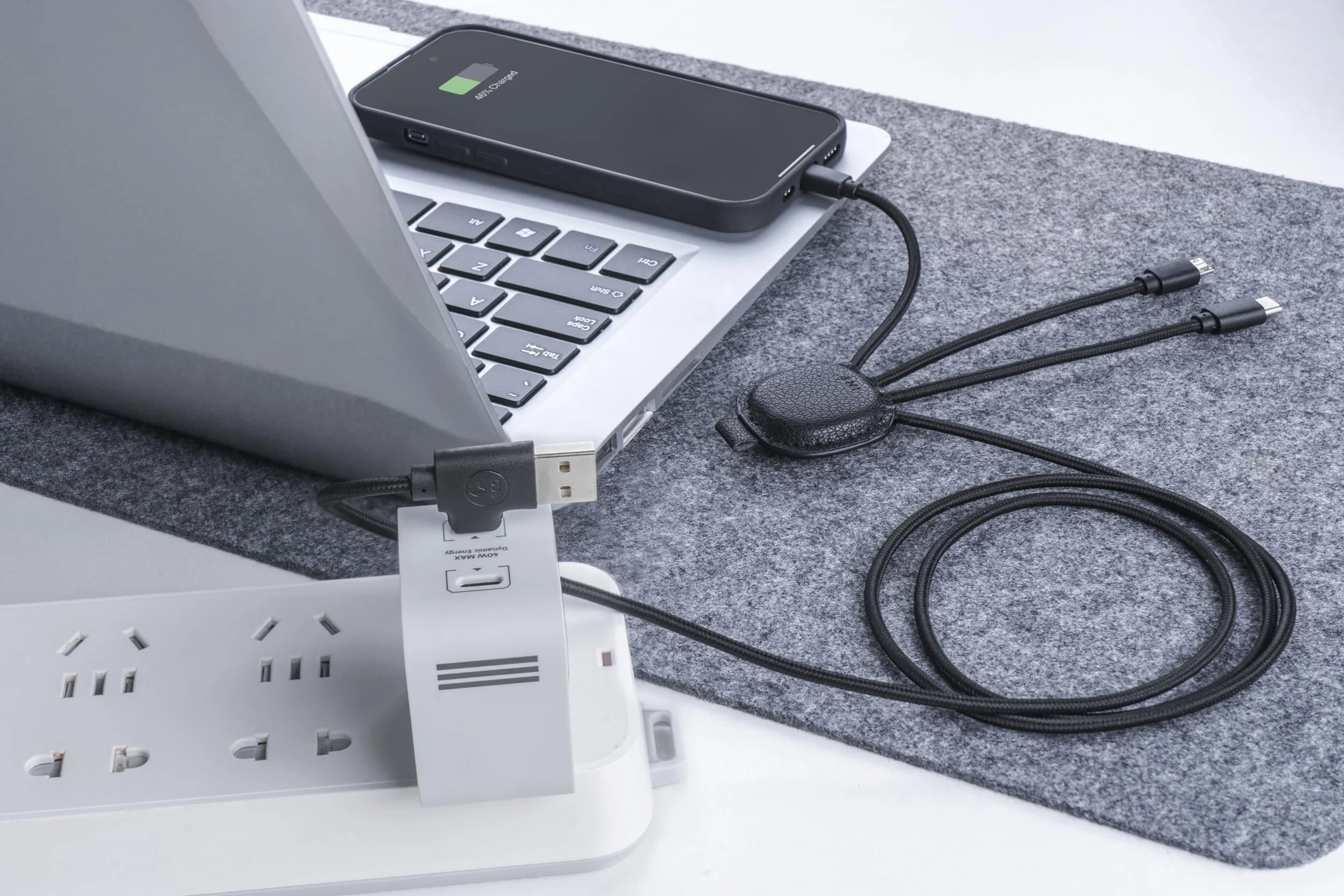 Xoopar Kabel Multi USB 4 w 1 USB-C, USB, Lightning, Micro USB - Iné Smart Long 1m - Skórzana funkcja NFC z recyklingu do ładowania smartfonów iPhone, Samsung, Huawei, Xiaomi, LG, czarny
