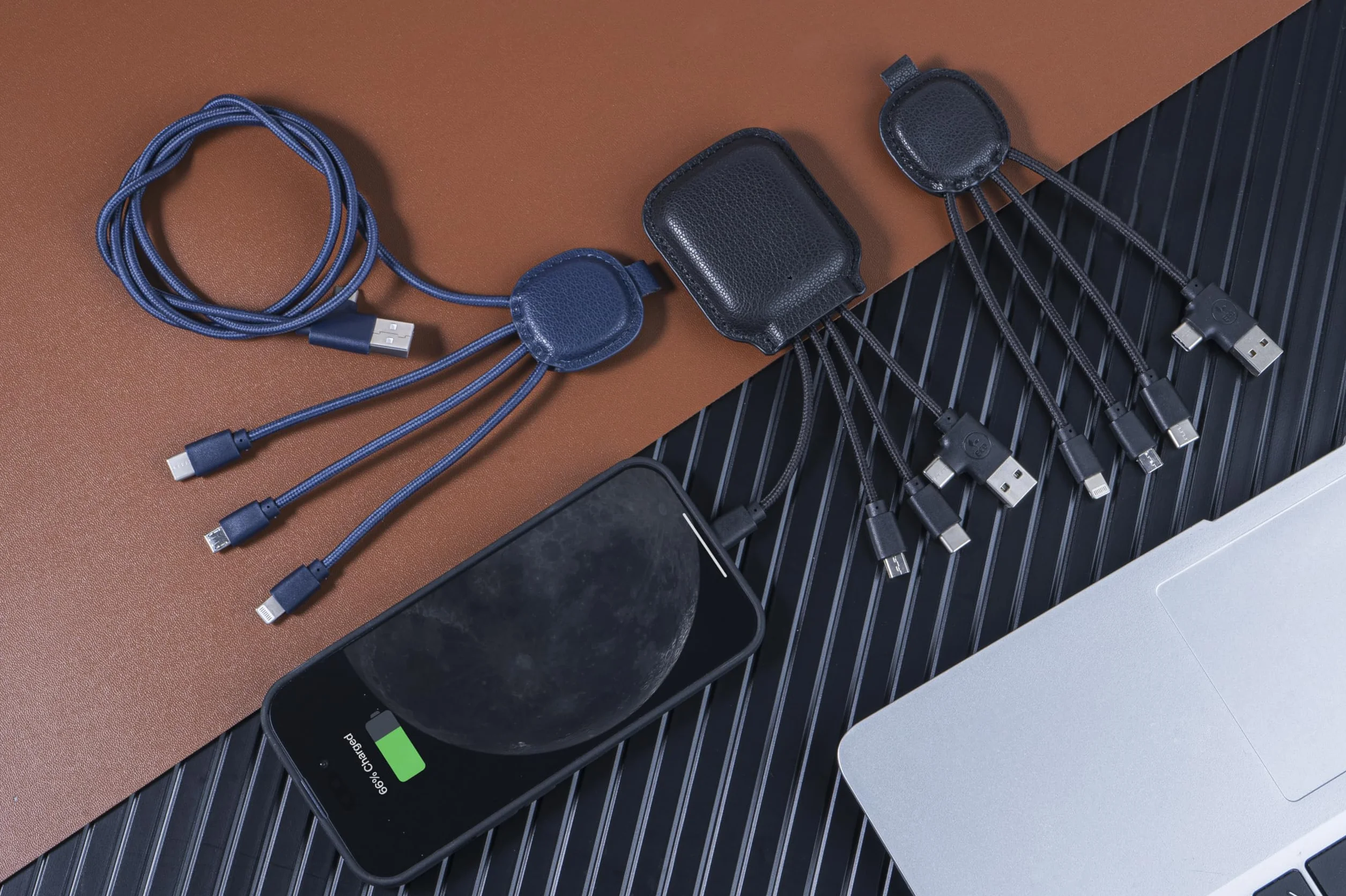Xoopar Kabel Multi USB 4 w 1 USB-C, USB, Lightning, Micro USB - Iné Smart Long 1m - Skórzana funkcja NFC z recyklingu do ładowania smartfonów iPhone, Samsung, Huawei, Xiaomi, LG, czarny