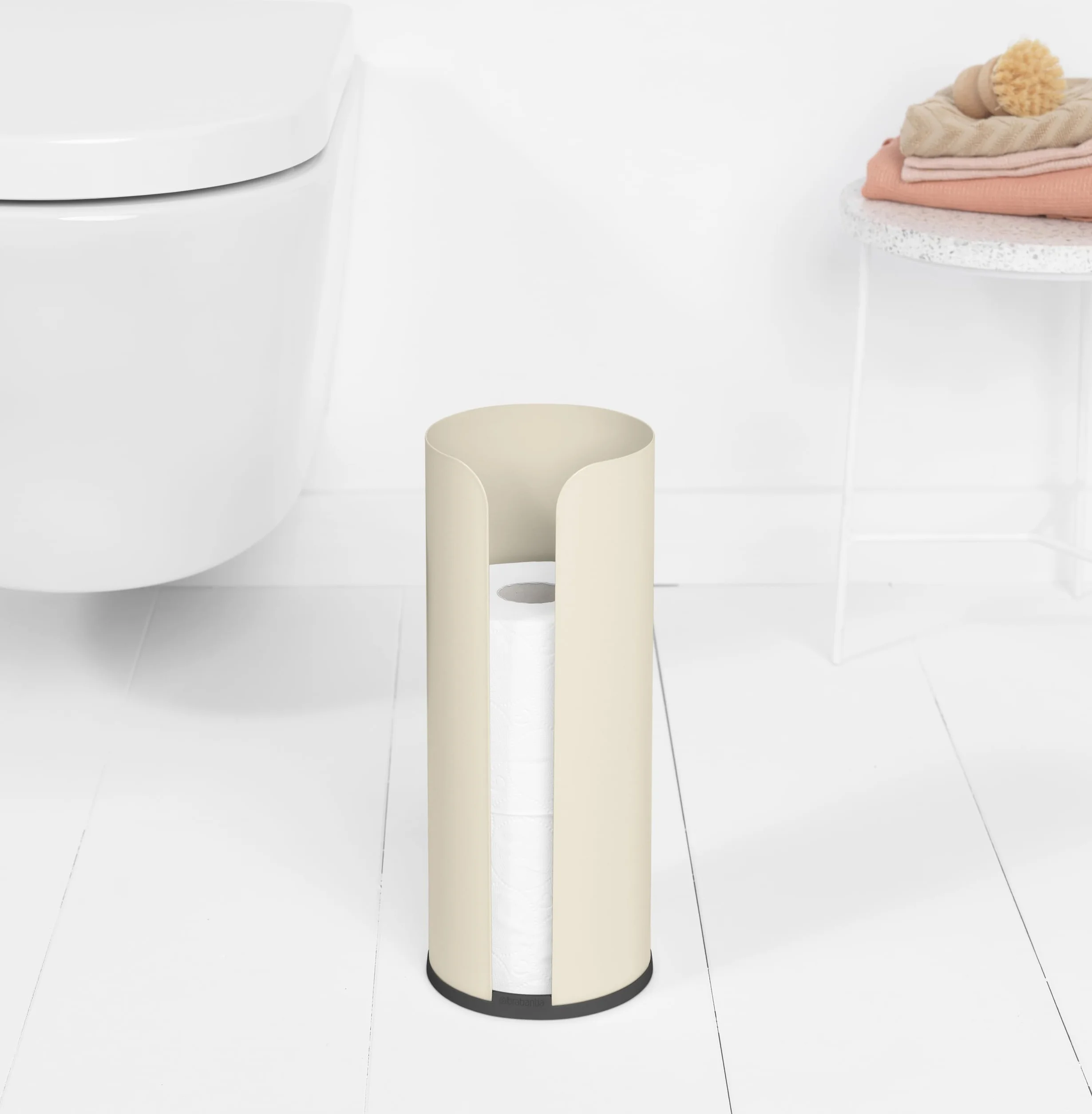 Brabantia - ReNew Zasobnik na Papier Toaletowy - Pomieści 3 Rolki - Pasuje do Różnych Typów Rolek - Nierysująca Podstawa - Antykorozyjny - Akcesorie Łazienkowe - Soft Beige - 13,2 x 13,2 x 32,1 cm