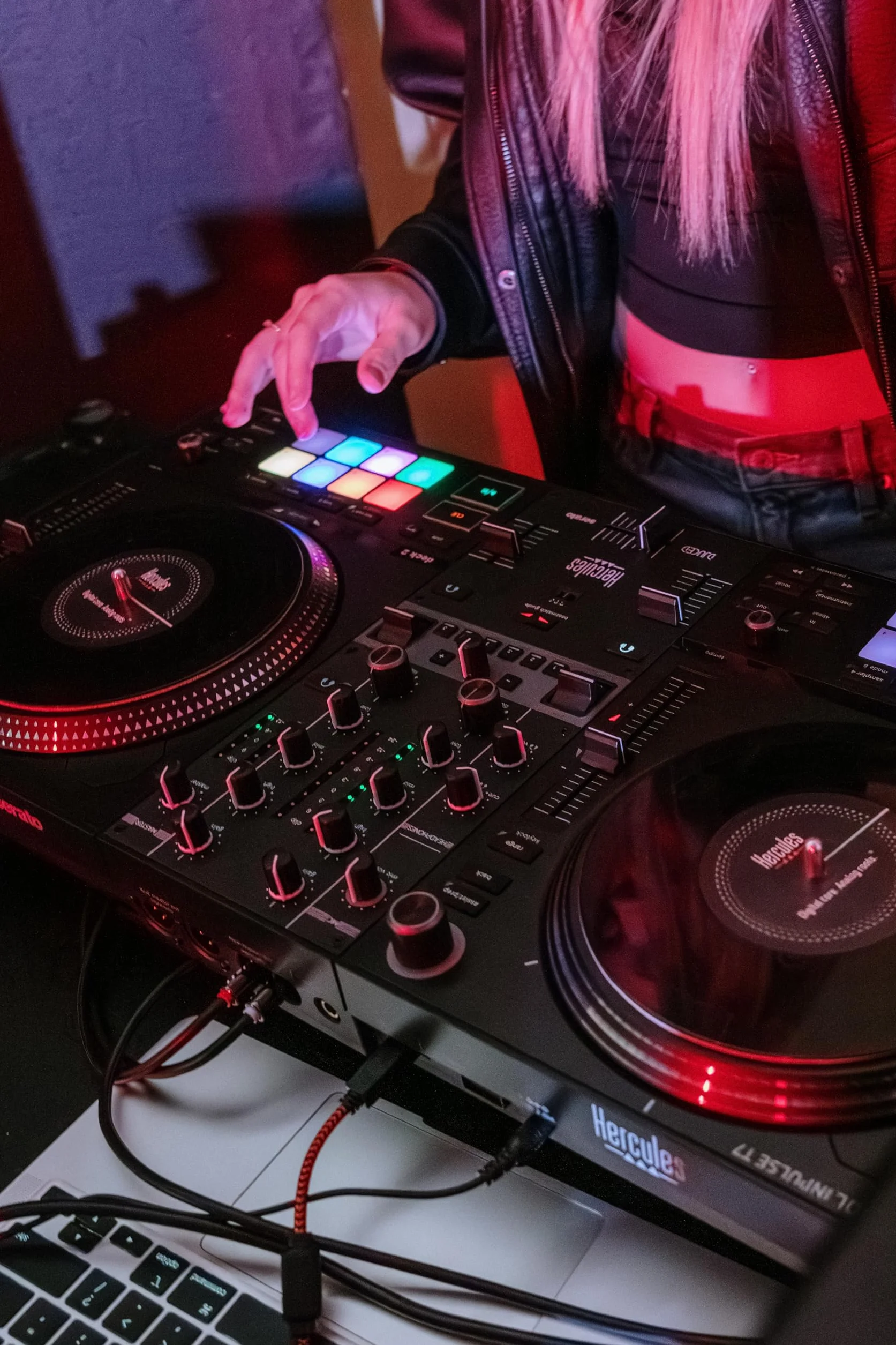 Hercules DJControl Inpulse T7 – Motoryzowany, dwukanałowy kontroler DJ w eleganckiej czerni