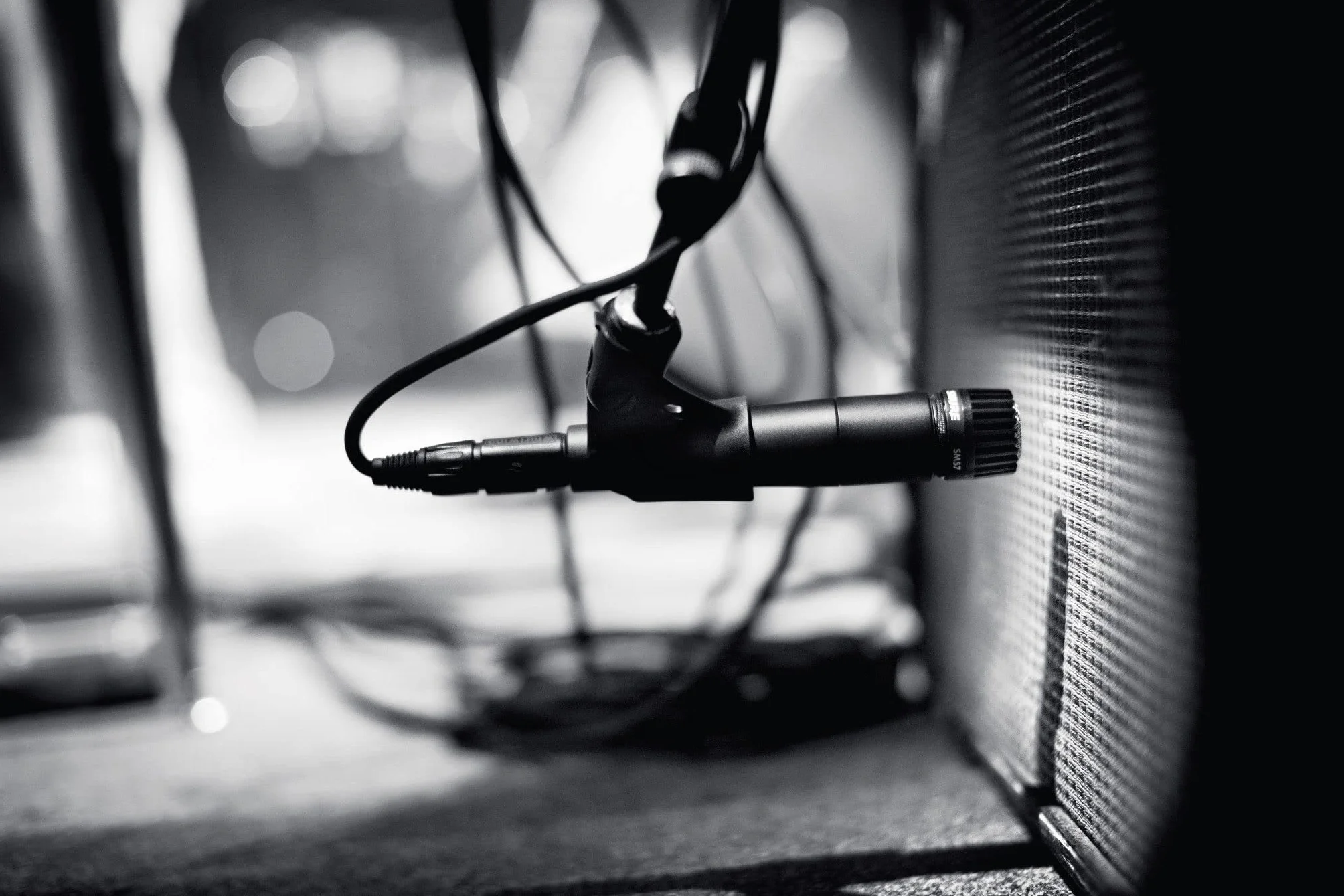Shure SM57 Dynamiczny mikrofon instrumentalny z pneumatycznym mocowaniem wstrząsowym, klipsem A25D, torbą, złączem XLR