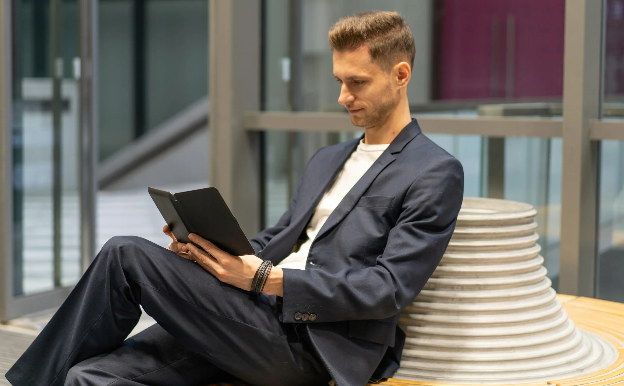 Czytnik e-book Bemi Cognita+ z Ekranem E-Ink Carta 6 cali, 4GB Pamięci, Wbudowanym Etui Skórzanym, Obsługą PDF Reflow – Szary