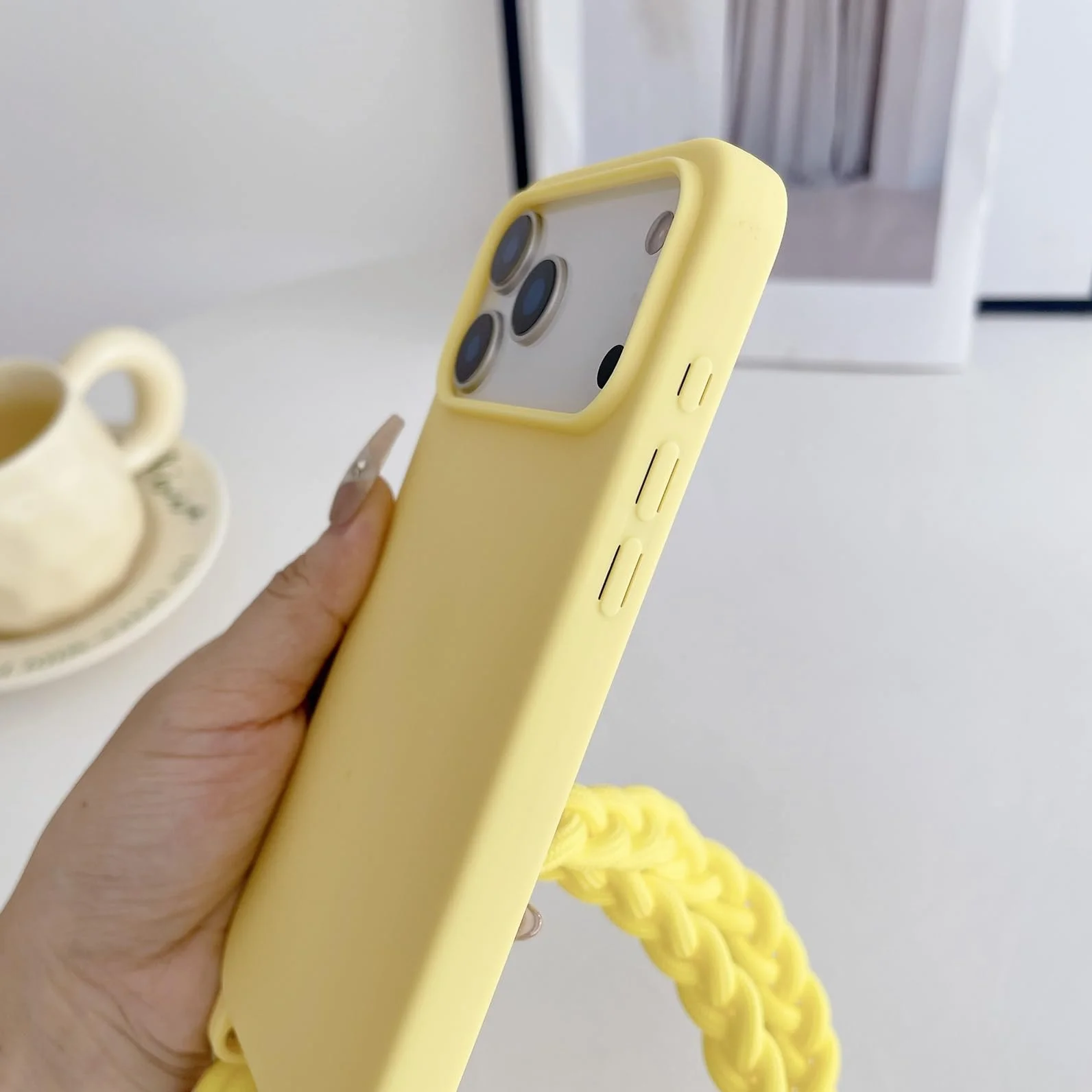 Emlivi Etui z łańcuszkiem do telefonu iPhone 17, etui na telefon z nylonowym paskiem na ramię, płynne silikonowe TPU pokrycie ze sznurkiem do zawieszenia, etui ochronne ze stylowym paskiem do iPhone'a