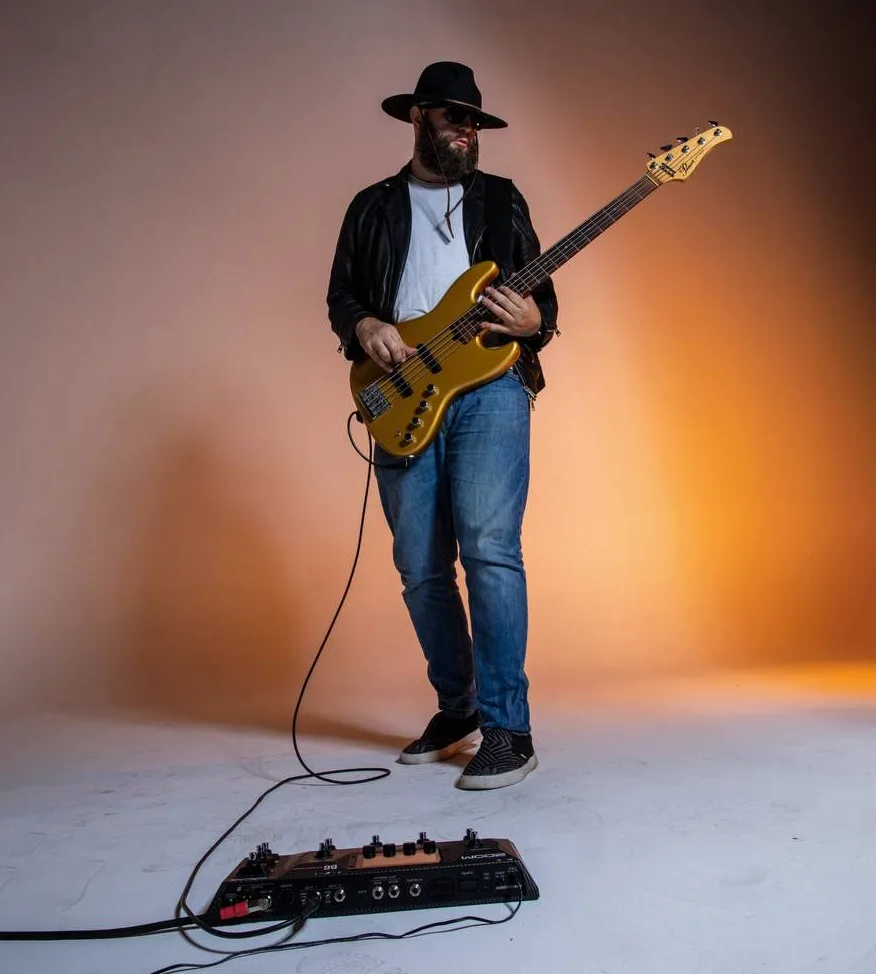 ZOOM AD-16 EU Zasilacz do efektów gitarowych i basowych, automatów perkusyjnych i maszyn rytmicznych – 9 V DC, biegun ujemny na środku, wszechstronna kompatybilność