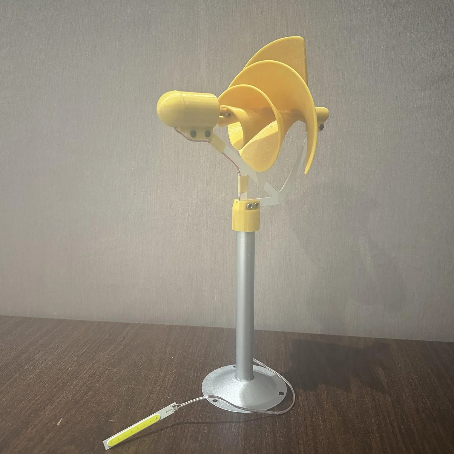 10W Micro Spiral Wind Generator Model 12V Stały generator magnesów DIY żółta turbina wiatrowa Model Breeze Start Generator Światło z diodą LED do badań, nauczania, dekoracji,Yellow