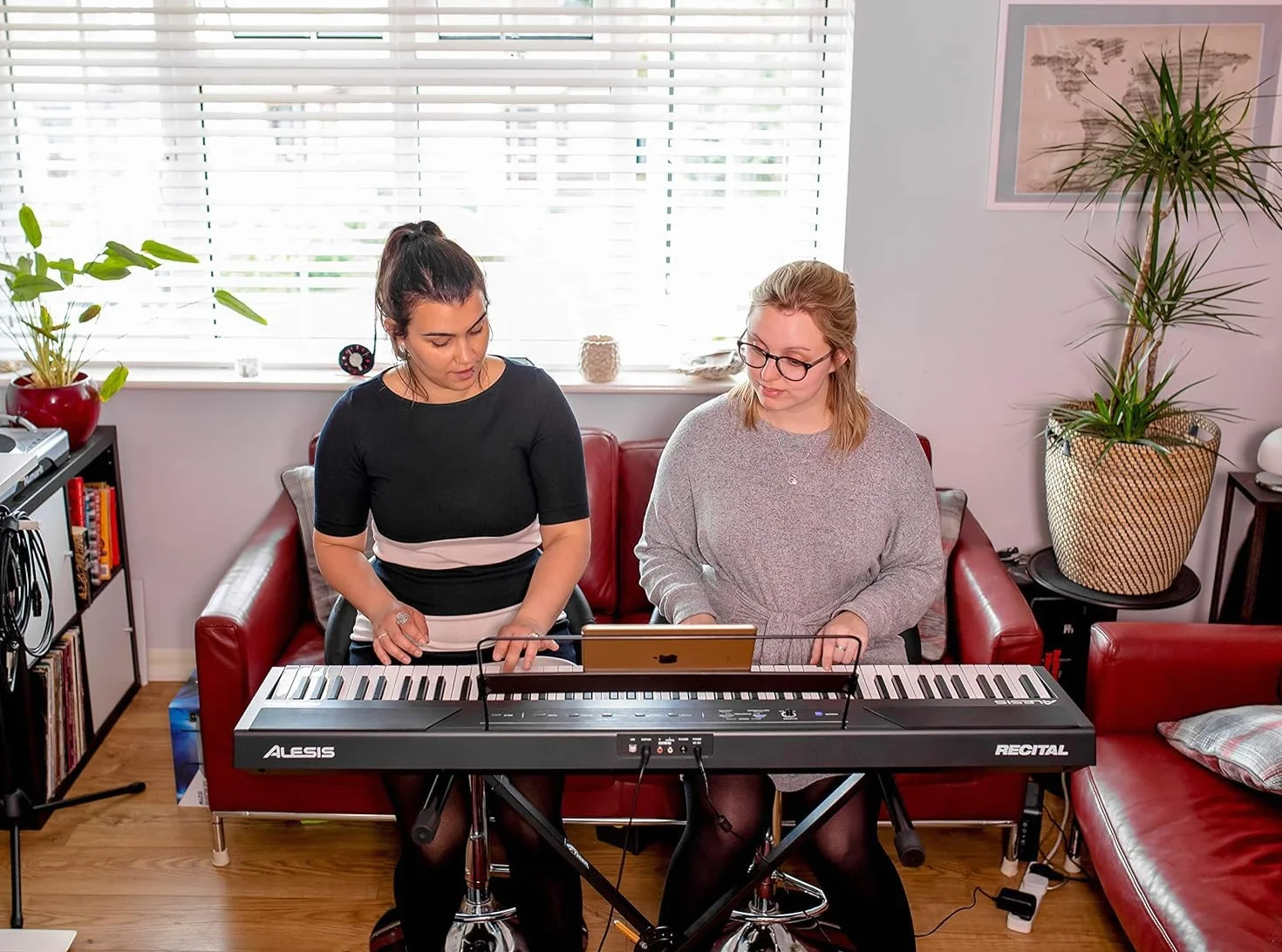 Alesis Recital - 88-Klawiszowe Pianino Elektryczne/Keyboard z Półważoną Klawiaturą, Zasilaczem, Wbudowanymi Głośnikami i 5 Brzmieniami Premium