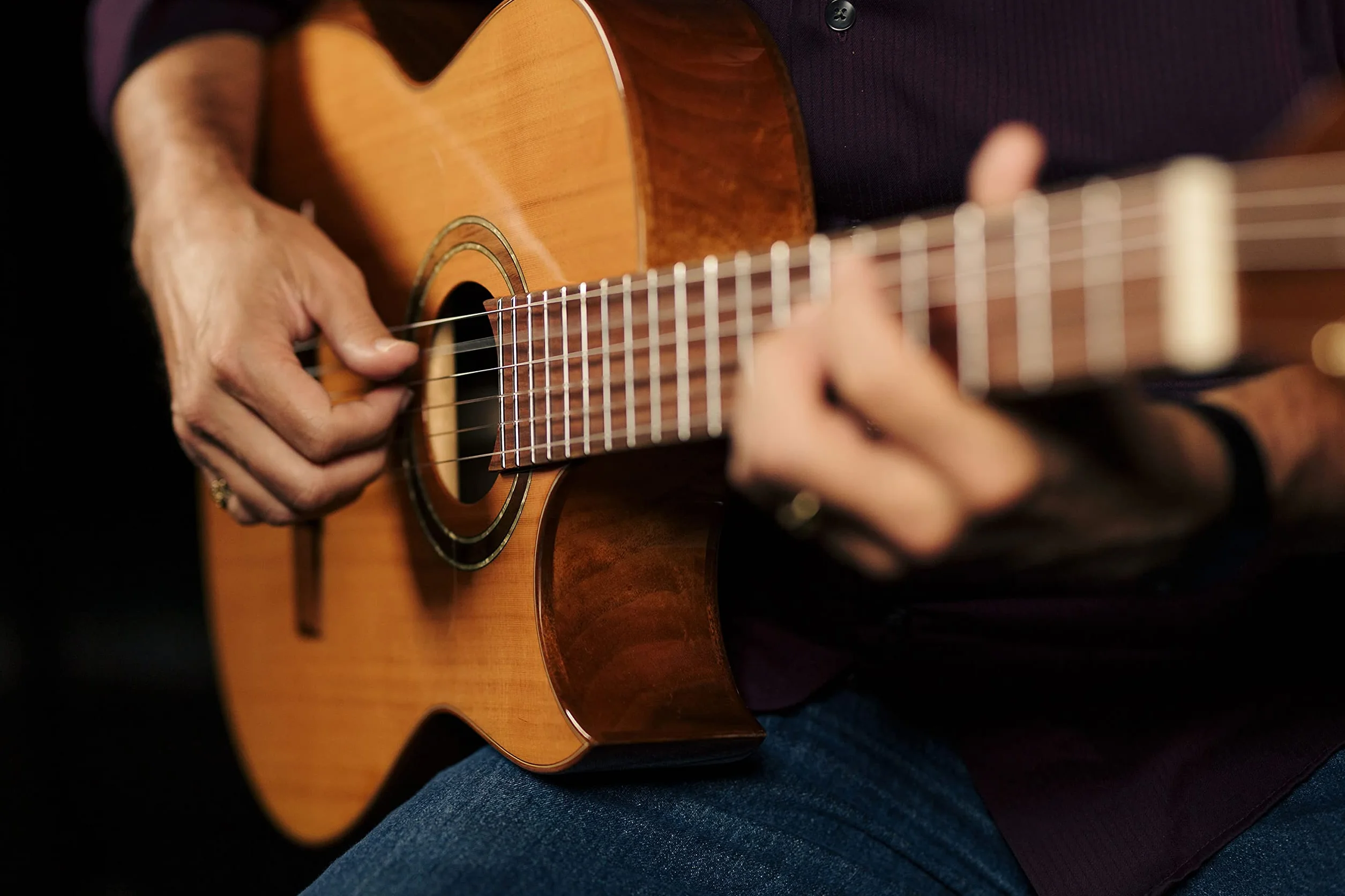Ortega Guitars Classical Electro-Acoustic Guitar – Wąski Gryf, Korpus Thinline – Seria Signature – Lity Cedr/Orzech, Wykończenie Naturalne