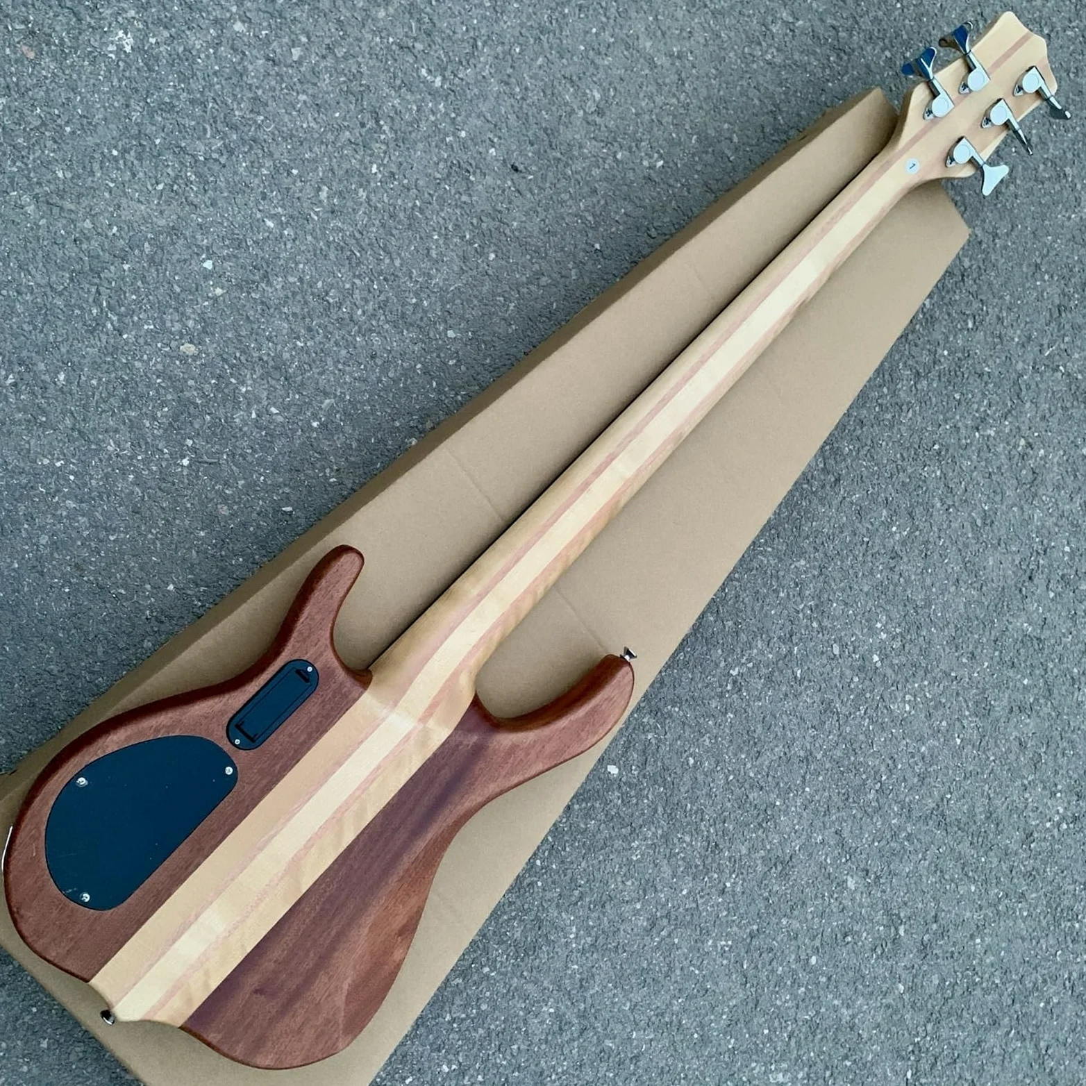 Pięciostrunowa Gitara Basowa Z Litego Drewna Wzmacniacz Na Jednej Płycie Gryf Korpus Typu Sandwich