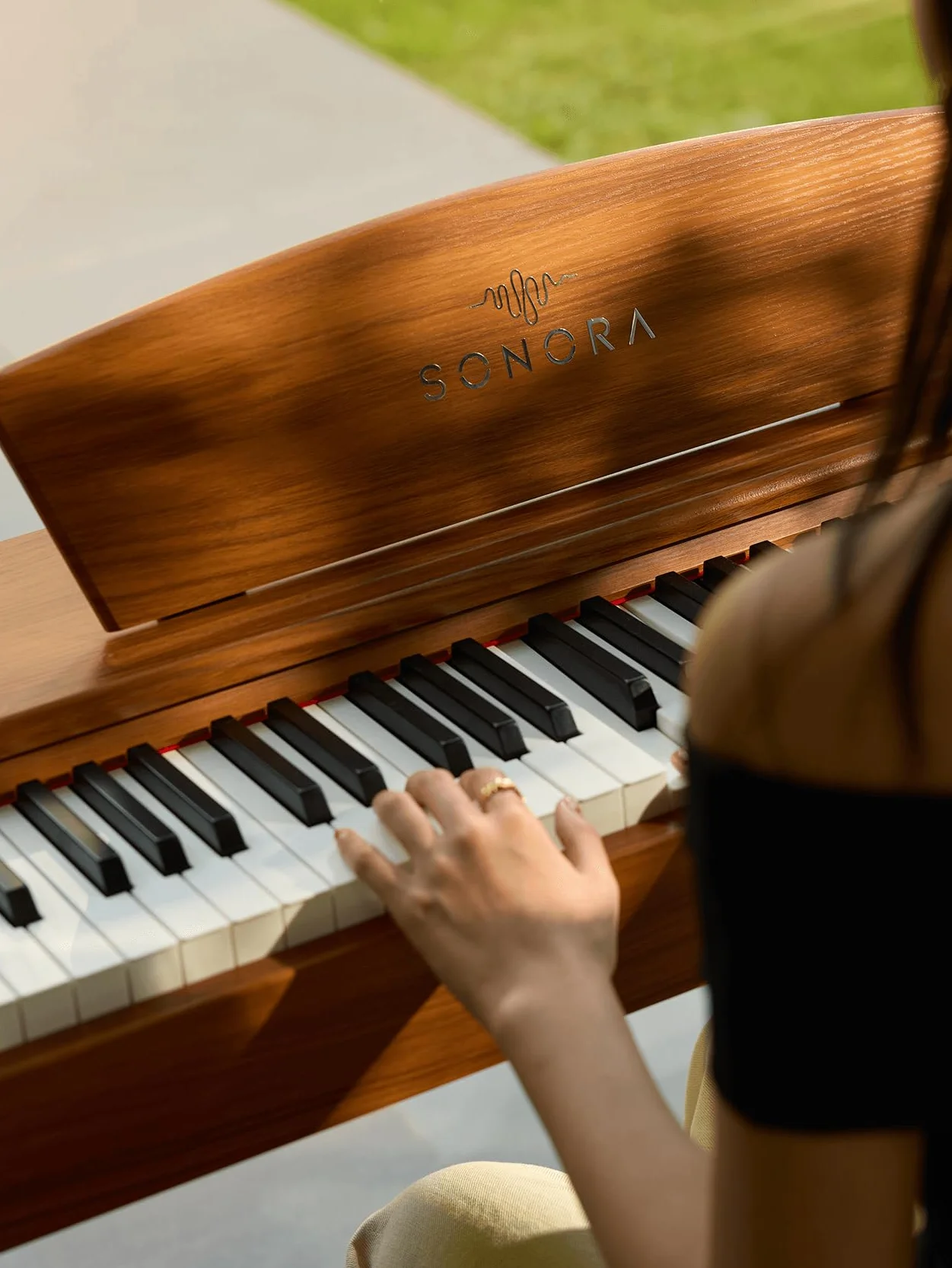 Sonora 1 E-Piano, 88 ważonych klawiszy, pianino domowe z podstawą, trójstopowy, pult notowy, USB MIDI i złącze słuchawkowe, bez ławeczki, brązowe