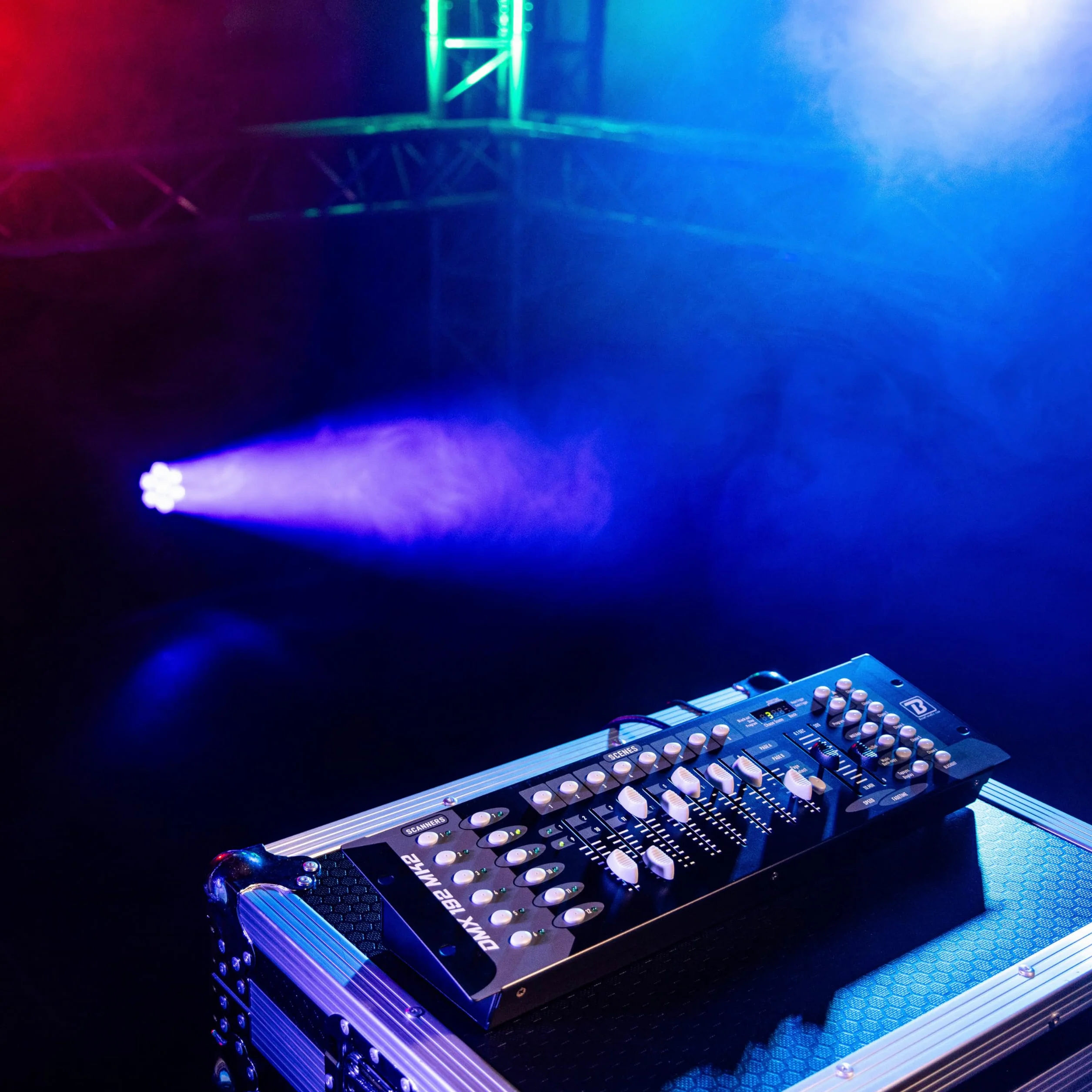 BoomToneDJ DMX 192 mk2 DMX 512 profesjonalny kontroler konsoli 192 kanały. 23 banki z 8 programowalnymi scenami. Sterowanie oświetleniem do gier. 8 tłumików Efekty DJ Disco Light Oświetlenie sceniczne
