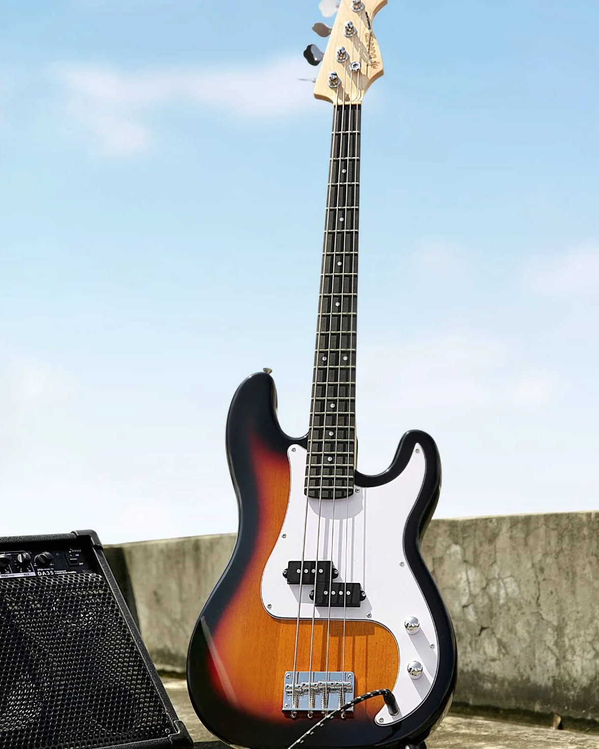 Donner Gitara basowa dla początkujących, 4 struny w stylu P gitara basowa, pełnowymiarowa gitara basowa z torbą na gitarę, paskiem do gitary i kablem gitarowym (Sunburst)