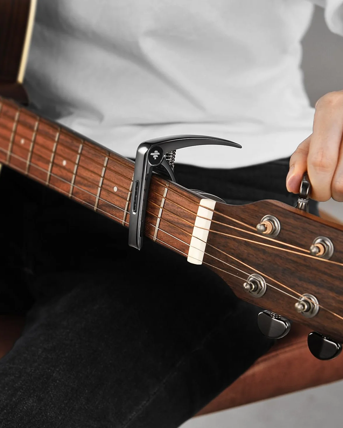 Donner DC-2 Kapodaster do gitary akustycznej i elektrycznej, ukulele, mandoliny basowej i banjo, z kostkami do gitary, czarny