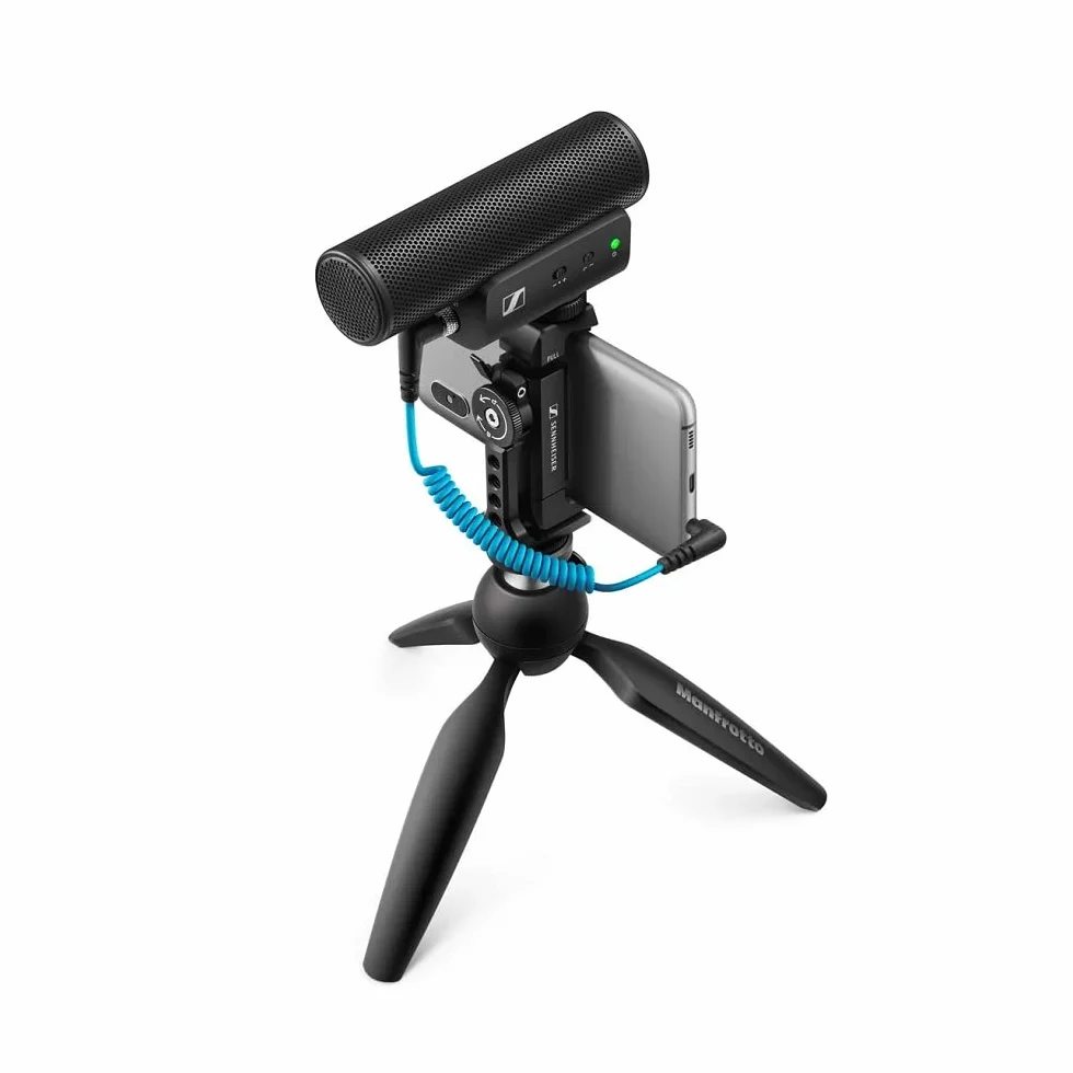 Sennheiser MKE 400 kierunkowy mikrofon do kamery strzelby, wbudowana ochrona przed wiatrem i amortyzacja wstrząsów, dla vlogerów i twórców, 3,5 mm kable TRS i TRSS w zestawie, czarny (508898)