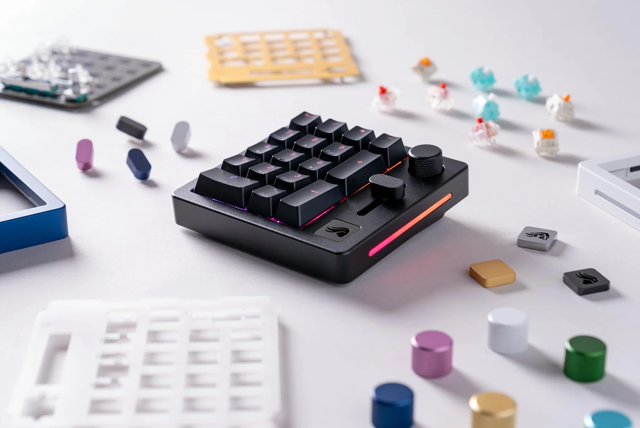 Glorious Gaming GMMK – przewodowo lub bezprzewodowo (Bluetooth), aluminium, suwak do konfiguracji i gałka do obrotów, RGB, 18x ABS doubleshoot – Czarny