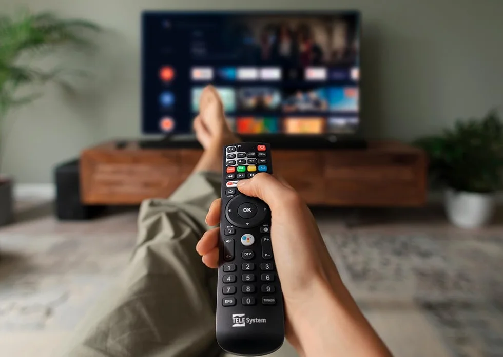 TELE System UP T2 4K: Cyfrowy dekoder naziemny ULTRA HD Android TV, aktualizacja Smart TV, tuner DVB-T2 HEVC HDR10+HLG, w zestawie adapter HDMI/SCART - certyfikat Google